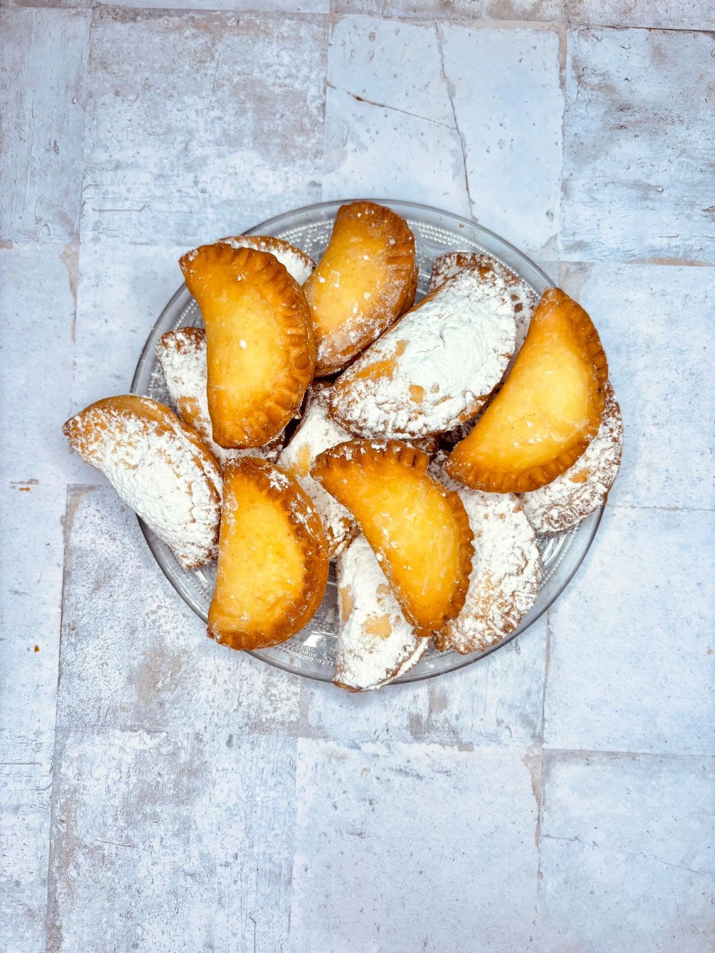 Perché a Carnevale si frigge tutto? Carnevale è il simbolo della creatività e dell’allegria. I dolci si trasformano e diventano ricchi, dorati e… fritti!
Una celebrazione del divertimento, anche per le papille gustative.
Anche le raviole dolci si mascherano: sono fritte e ripiene di crema.
Le trovate insieme a castagnole, sfrappole e biscotti a forma di mascherina nei negozi #LaSpigaAmica gluten free, fino a Martedì Grasso, 17 febbraio 2026. Ora o mai più!
📍 Bologna – via Petrarca 13/2, zona San Mamolo
📍 Milano – via Caravaggio 14, zona Solari
💬 Per ordini e informazioni, scriveteci su WhatsApp al 339 684 4440
#carnevaleglutenfree #senzaglutine #glutenfreebologna #glutenfreemilano