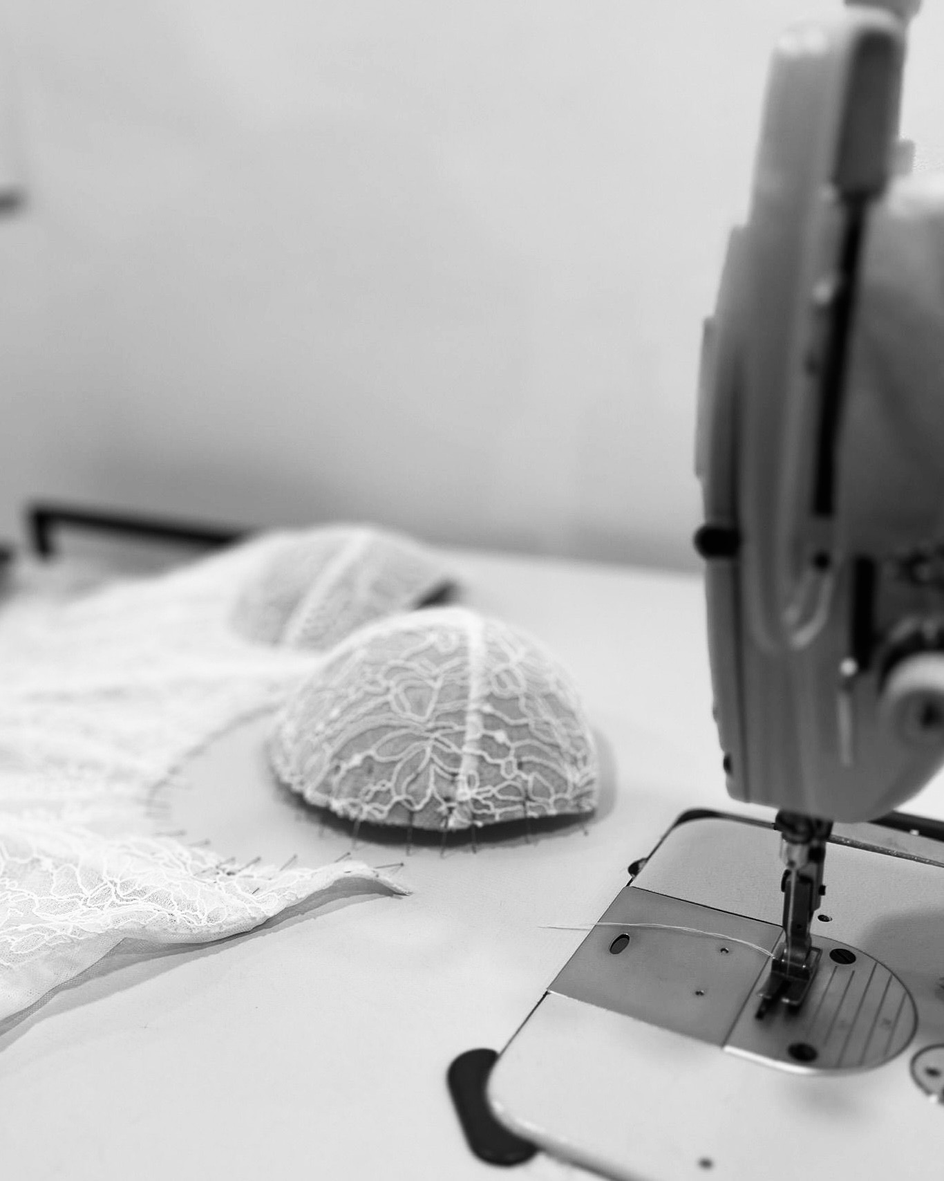 Mon histoire avec le sur-mesure...
Tout a commencé quand j'étais encore enfant, où je créais des robes pour mes poupées avec la machine à coudre de ma grand-mère. En grandissant, cette fascination est devenue une passion, d’abord à travers la couture, puis en obtenant le titre de Meilleur Apprenti de France, jusqu'à mes début de modéliste dans le prêt-à-porter. J’y ai appris la rigueur, la coupe, la précision. Mais il me manquait quelque chose : le lien, l’humain, l’émotion.
Et c’est le sur-mesure qui m’a vraiment appelée. En 2011, j’ai quitté le monde du prêt-à-porter pour créer ma propre maison à Marseille. Là, j’ai choisi un chemin différent : créer la robe de mariée qui s’adapte à toi et jamais l’inverse.
Parce que le sur-mesure, ce n’est pas une question de taille. C’est offrir à chaque femme LA robe de mariée qui devient seconde peau, qui accompagne son mouvement, capture sa lumière et la laisse être pleinement elle-même le jour de son mariage.
Je ne te demande pas d’entrer dans une robe, mais je t'accompagne pour créer la robe de mariée qui entre dans ton histoire. 🤍
✨ Prête à imaginer ta robe sur-mesure ?
Je t’accueille personnellement à l’atelier pour créer une silhouette pensée uniquement pour toi.
Réserve ton essayage via le lien en bio. Tout commence ici.
#creatricerobedemariee #mariage #entreprenariat #robedemariee #girlboss