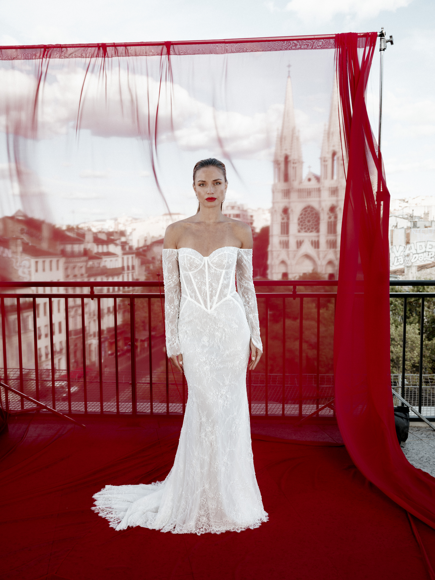 Analyse morpho : Robe de mariée KATE ✨
Quand on parle de morphologie, il ne s’agit ni de poids, ni de taille, ni de normes. Il s’agit simplement de lignes, d’équilibres… et de confort !
La robe Kate s’adapte particulièrement aux morphologies X, A et 8, parce que sa coupe épouse naturellement les courbes, marque la taille avec douceur et laisse au corps la liberté d’être lui-même.
Ici, ce n’est jamais à toi de t’adapter à la robe. C’est la robe qui est pensée, ajustée et créée pour toi, dans le respect de ton corps, de ton histoire et de ta manière d’exister.
✨ Le sur-mesure, c’est ça : une robe qui sublime sans corriger, qui accompagne sans enfermer, et qui devient une évidence le jour où tu l’enfiles.
Envie d’essayer Kate ou d’imaginer ta robe sur-mesure ? Réserve ton essayage directement sur le lien en bio.
#robedemarieemarseille #morphologieparfaite #weddingdress #conseilsmorpho