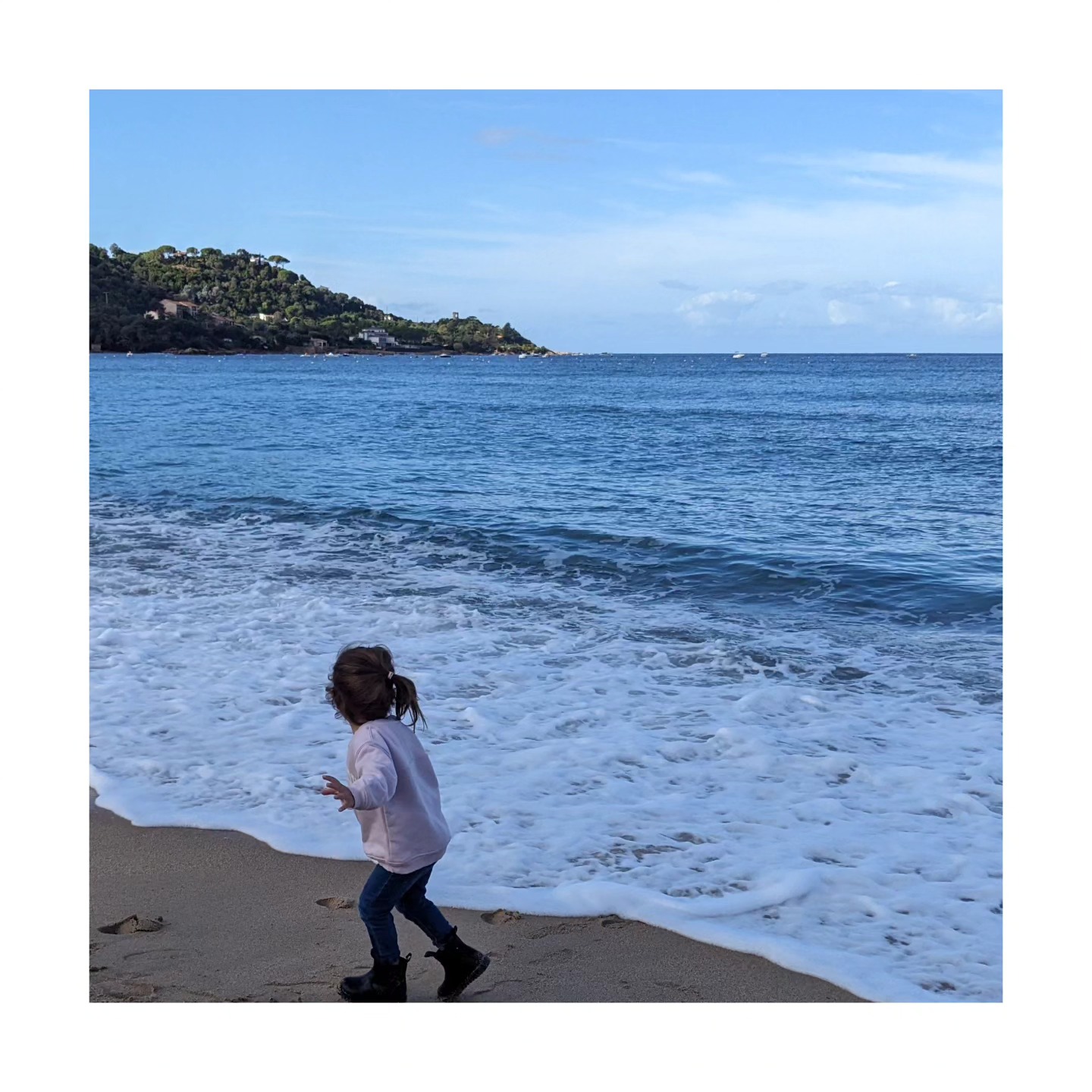 Ma fille a fêté ses 3 ans le mois dernier, j'ai fêté mes 34 ans en août, 8 ans avec l'amour de ma vie en Mai dernier, 6 ans de mon Lyell en octobre.
Le temps s'écoule, glisse entre nos doigts sans que nous nous en rendions vraiment compte. J'ai changé de travail, j'ai la chance de faire un travail qui me passionne avec des personnes que j'aime énormément. Le temps s'écoule, et chaque jour m'éloigne de la catastrophe qu'il m'est arrivé il y a 6 ans.
J'ai enfin décidé de commencer une thérapie, avec un thérapeute en or qui m'a pris sous son aile. J'ai enfin décidé d'avancer 6 ans après. 6 ans que je fais passer le monde avant moi, car c'est si simple de donner le meilleur de soi pour les autres, en laissant de côté ses failles et ses blessures. Il est enfin là le temps où je réalise que j'ai guéri trop vite et que je n'ai pas assez de cicatrice pour qu'on comprenne mon histoire, j'ai abandonné tellement dans ce lit de réa à la conception. J'ai passé 6 ans à nourrir cette entité qui est restée en réa pour ne pas la laisser seule et qu'elle ne soit pas triste. Personne ne saura jamais à quel point j'ai été dévastée dans ce lit, en sortant tout est allé si vite, j'ai tellement laissé de moi dans ce lit.
Aujourd'hui j'accepte de laisser s'en aller cette tristesse et ces angoisses que j'ai gardé au creux de mon coeur depuis octobre 2017. Putain c'est dur. Que c'est dur de faire face et de tout affronter, mais j'apprends tellement sur le sens des choses, sur moi, sur l'importance de l'accompagnement.
Des personnes ayant eu un Lyell, des proches continuent de me contacter pour me parler, je suis toujours active, dans l'ombre, car je n'ai pas envie de me montrer, ni d'étaler du bla bla Instagrammable. Le Lyell n'est pas Instagrammable, la douceur, la bienveillance et la solidarité le sont, mais je préfère être là pour vous à travers des ateliers de parole, des journées patients (stay tuned), des interventions auprès des soignants. Je reste dans l'ombre. Parce que j'y suis tellement mieux. Je suis là, toujours, je suis là.
🤍🌞