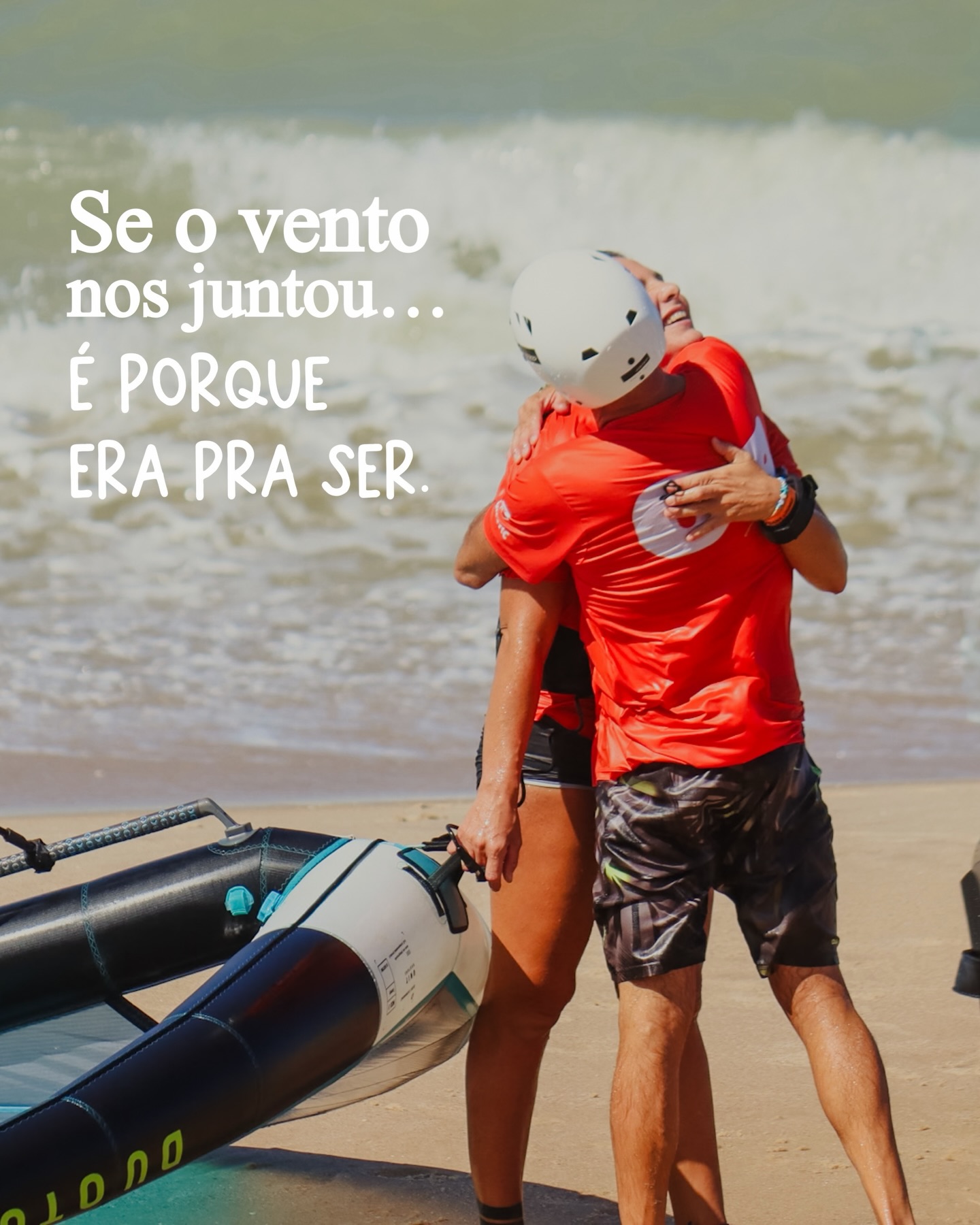 Dizem que o vento junta pessoas…
a gente acredita nisso todos os dias.
Aqui já vimos histórias começarem na areia,
risadas virarem rotina, aulas virarem parceria
e o café da manhã virar o melhor momento a dois ☀️☕
Porque às vezes o amor não chega com flores…
chega com vento forte, sal na pele e alguém esperando você sair da água. 🌊❤️
Se você já encontrou seu par de velejo…
marca aqui.
Ou manda esse post pra quem divide o vento com você 💌
Happy Valentine’s Day
From your home in Cumbuco !