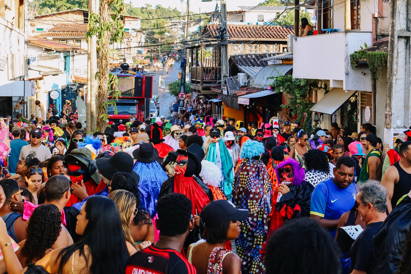 Está oficialmente aberta a temporada de cores, fantasias e muita energia nas ruas.
O Carnaval de Itacaré transforma a cidade em um grande palco a céu aberto. Blocos, shows, música, gente animada e aquele clima que só quem vive entende.
A programação segue até o dia 18 de fevereiro, com dias intensos e noites que ficam na memória.
E você, vai viver o Carnaval em Itacaré este ano? 🎭
#itacare #bahia #carnaval #itacaré