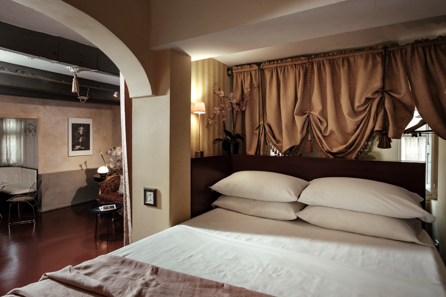 The decor at Valletta Nobile draws from Maltese festa traditions and Baroque grandeur.
#vallettasuites #vallettaboutiqueaccommodation
