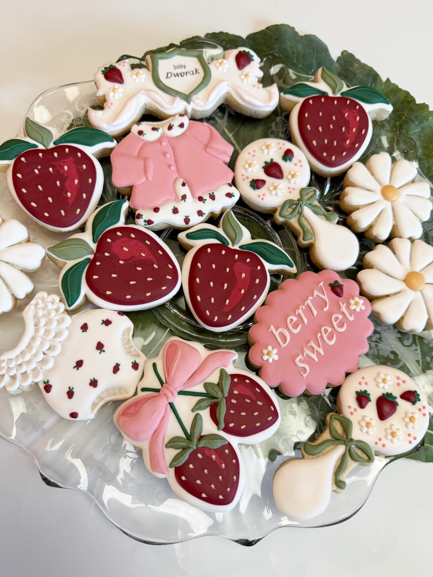 A strawberry theme for this "Berry Sweet" baby shower 🍓 No gingham (by request), so lots of berries, baby onesies, rattles, pink bows, and tiny overcoats 🍓
#decoratedsugarcookies #customcookies #berrysweetcookies #babyshowercookies #nebraskabaker