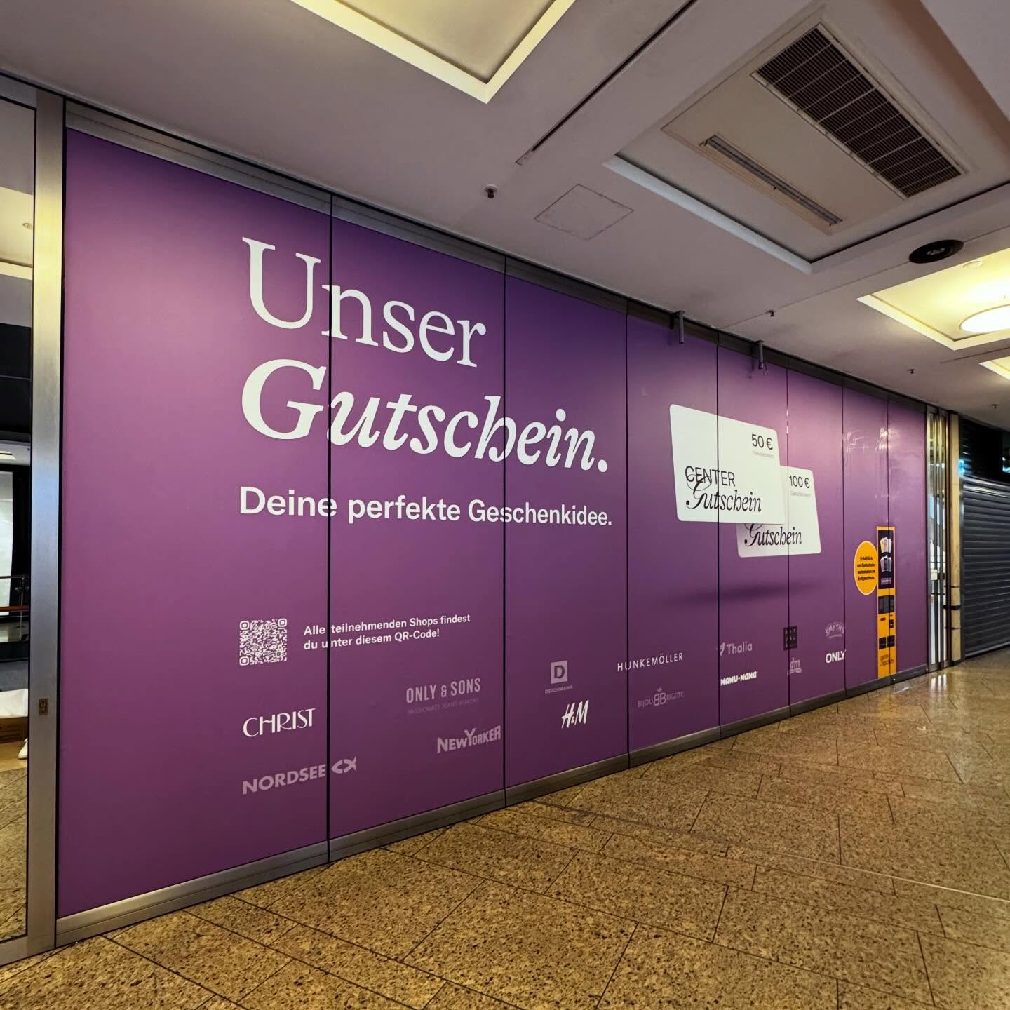 Leerstand? Kein Problem. 🚧
Wir verwandeln freie Shopflächen im Einkaufszentrum in starke Werbeflächen – sauber, blickdicht und rückstandsfrei entfernbar.
Perfekt für Vermietung, Kampagnen oder Branding auf Zeit. Design, Druck & Montage aus einer Hand.
#Shopabklebung #Leerstand #RetailDesign #Werbetechnik #großformatdruck