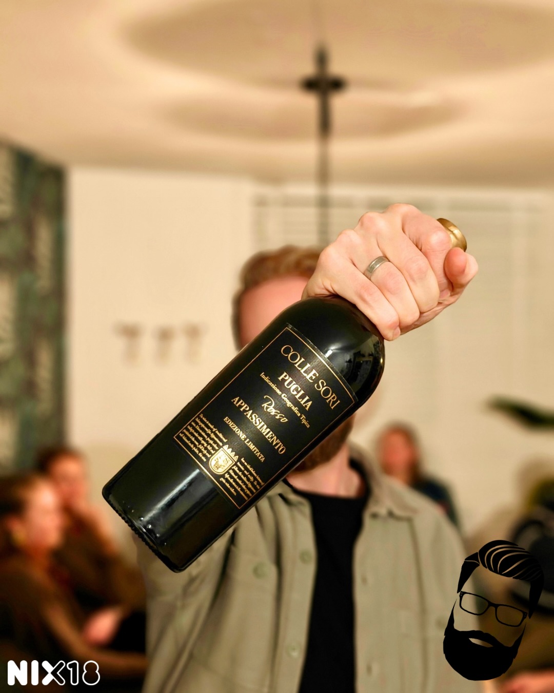 Zin in een zwoele krachtpatser? Lees dan snel verder! 🇮🇹🍷
Colle Sori, Appassimento, Puglia, Italië
Deze Colle Sori Appassimento van @debigondier brengt je direct naar de zonovergoten hak van de Italiaanse laars: Puglia! Een wijn die kracht uitstraalt, maar ook een verrassende twist in petto heeft.
Deze wijn ruikt ontzettend rijp. Denk aan bakken met diepzwart fruit, rijpe bramen en een vleugje rozijnen. Maar dan neem je een slok... en wauw! De smaak is verrassend fris. Geen logge wijn die meteen naar je hoofd stijgt, maar juist door die frisheid prachtig in balans blijft. Je proeft de kracht van de blend (Merlot en Negroamaro), aangevuld met zachte tonen van vanille en chocolade door de houtrijping.
Deze Colle Sori is een stoere, maar elegante match bij een goede wildschotel, stevig stoofvlees of gewoon een plank met pittige kazen en salami. Een echte aanrader voor wie van stevig rood houdt!
Onze beoordeling: 🍼🍼🍼🍼
Wij kregen ‘m van @debigondier. Richtprijs is €11,49.
Wat is Appassimento? Misschien heb je het weleens op een etiket zien staan. Bij deze techniek laten de wijnboeren de druiven langer aan de stok hangen of leggen ze ze na de oogst te drogen op matjes. Hierdoor verdampt het vocht uit de druifbesjes en blijven de suikers en aroma’s super geconcentreerd achter. Het resultaat? Die kenmerkende zwoele, rijpe smaak waar we zo van houden, maar dan met extra power!
De regio Puglia staat bekend om zijn kalkrijke grond en het warme klimaat, wat perfect is voor deze stijl. Masseria Piave, het huis achter deze wijn, laat zien dat modern vakmanschap en traditie heel goed samengaan. Een fles die je eigenlijk standaard op voorraad moet hebben voor de gezellige avonden!