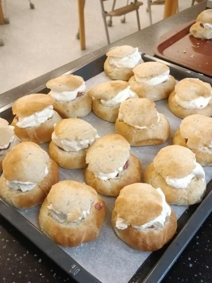 På fettisdagen bjuder kocken på semlor med fyllning med bär istället för mandelmassa. Lyxigt tyckte många barn (och pedagoger)! 👌🏼