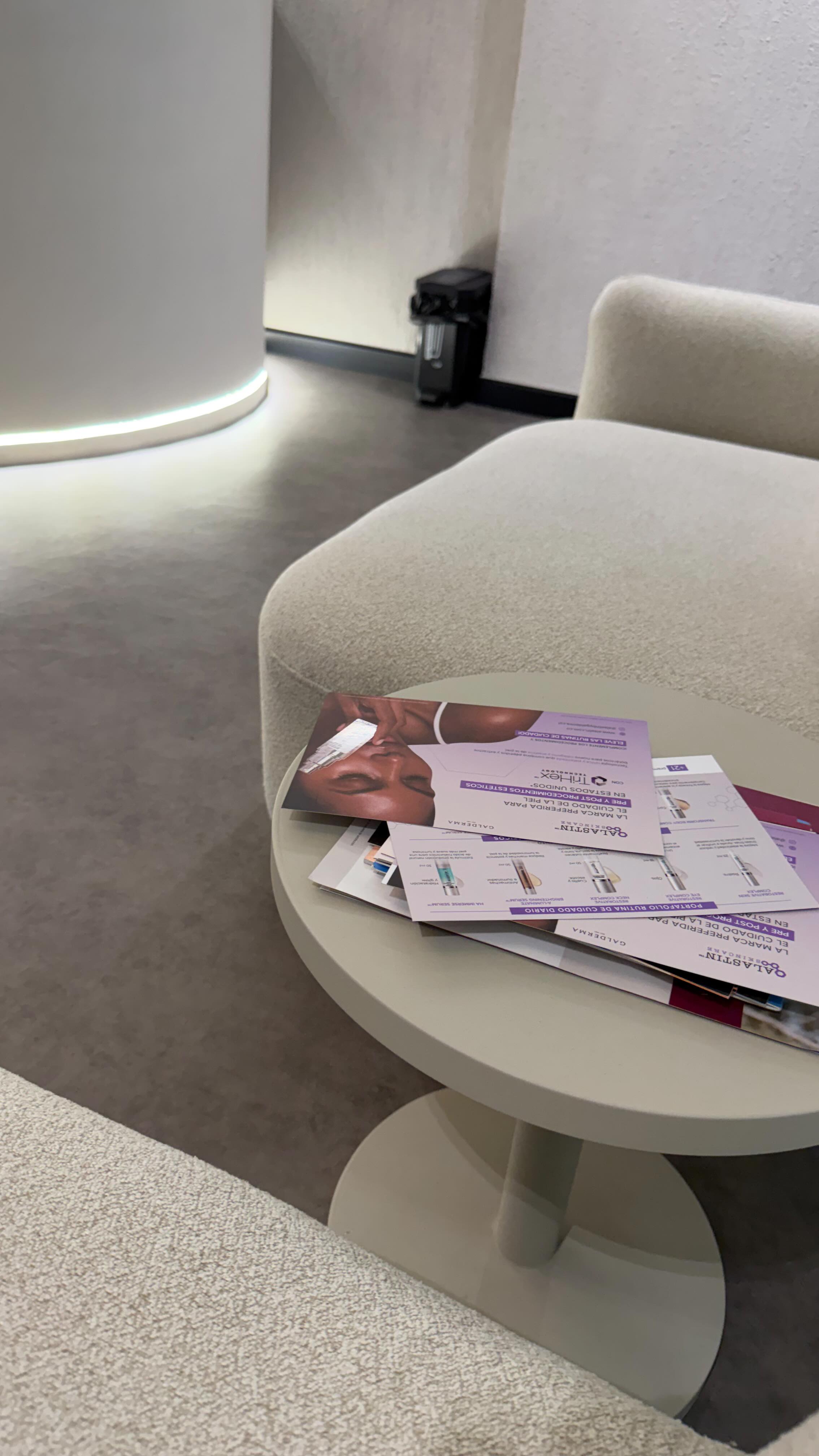 Antes:
Labios con deshidratación, contorno poco definido y pérdida de estructura natural.
Después:
Aumento sutil, hidratación profunda, definición natural y equilibrio con el rostro.
Nada exagerado, nada artificial.
El objetivo siempre es el mismo: que tus labios se vean tuyos… pero en su mejor versión 🤍✨