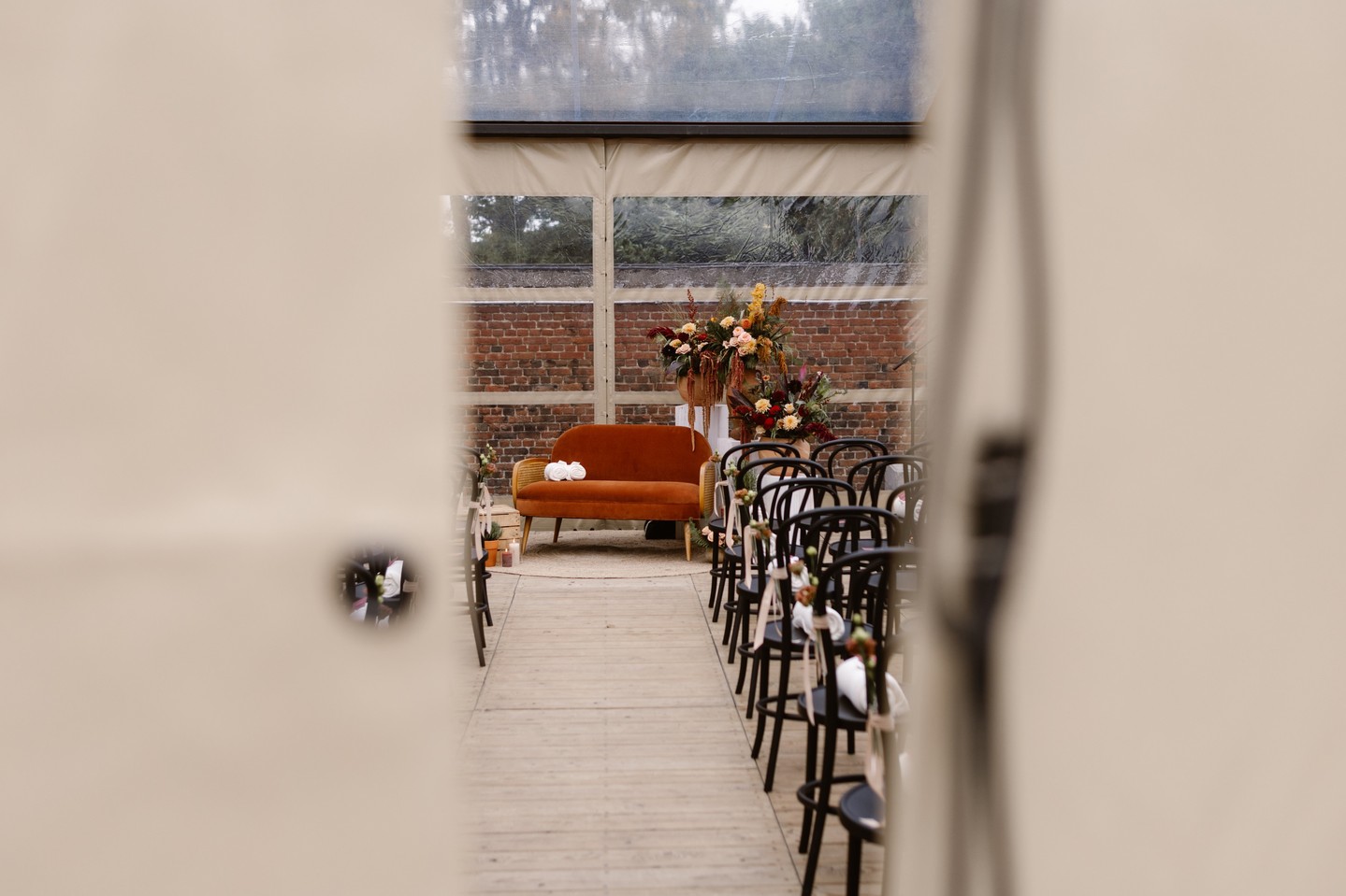 Stilte voor de storm...
foto @mylightsandlines
tent @tienda_events
meubilair @wonderrentals & @options_be
bloemen @filomene_floral_atelier