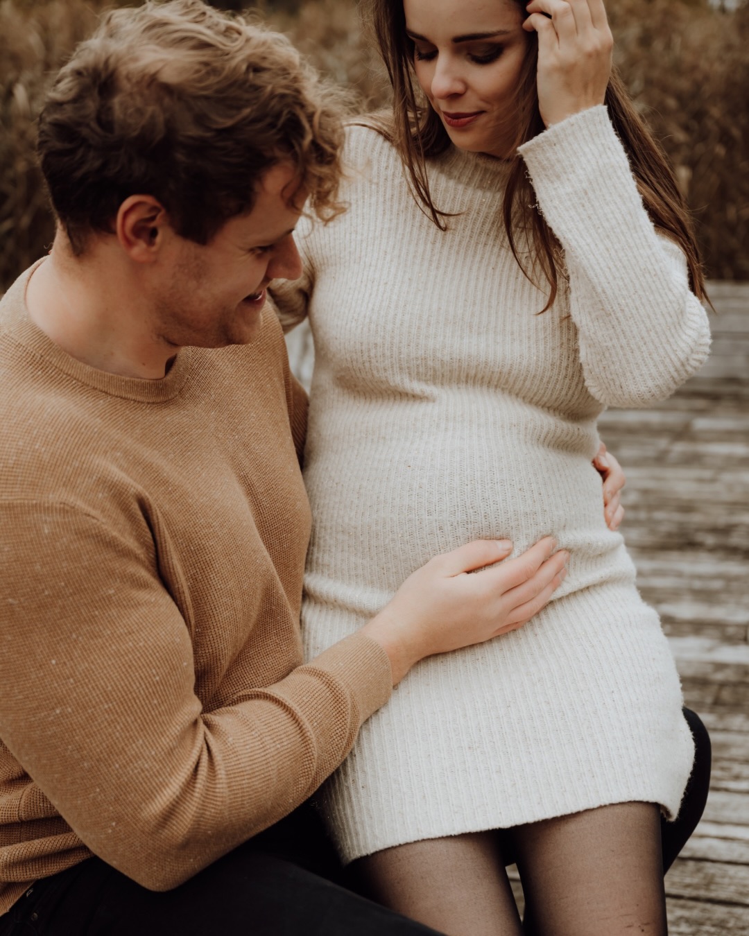Jelle & Eline 🤍
Zo’n koppels dus…
waarbij je na een shoot niet gewoon afrond,
maar samen nog een koffietje gaat drinken in het brasserietje om de hoek ☕
Mega gezellig.
Mega ontspannen.
Zo van die shoots die blijven hangen...
Niet om de beelden, maar om de mensen 💛
#maternity #maternityphotoshoot #milestone #couplegoals