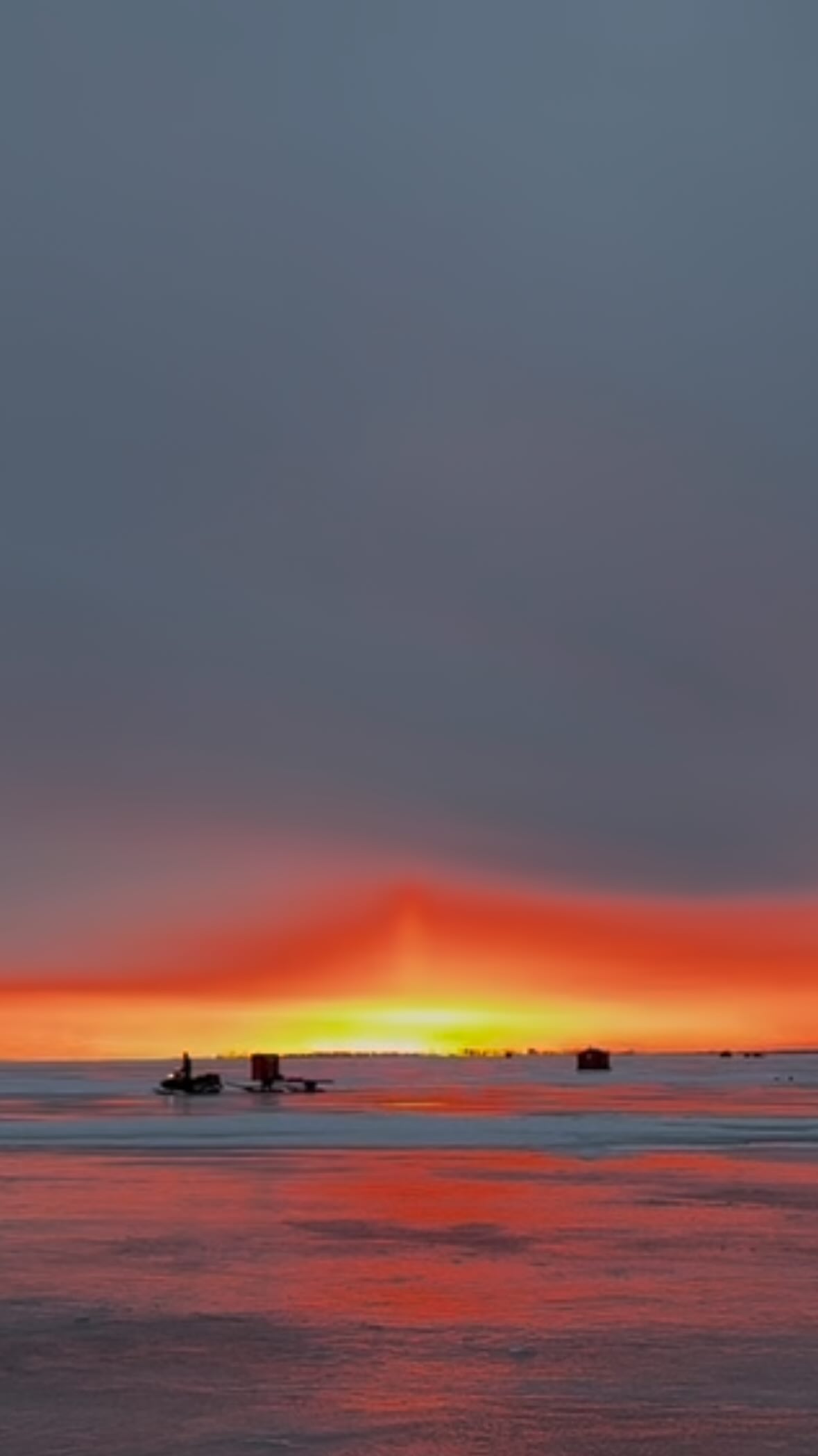 Stop scrolling 👀
… flip your phone and watch Lake Erie wake up. 🌅