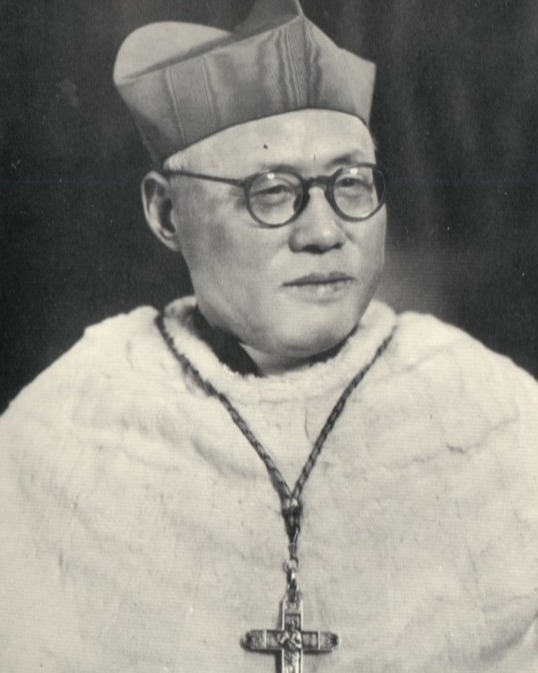 Thomas Tien Ken-sin
Band L (2026/27)
Autor: Paul B. Steffen
TIEN KENG-hsin, Thomas, SVD, * 24.10. 1890 in Chantsui, Shandong, China, † 24.7. 1967 in Chiayi, Taiwan, Erzbischof und Kardinal.
https://www.bbkl.de/index.php/frontend/lexicon/T/Ti-Tk/tienkenghsinthomas-88676