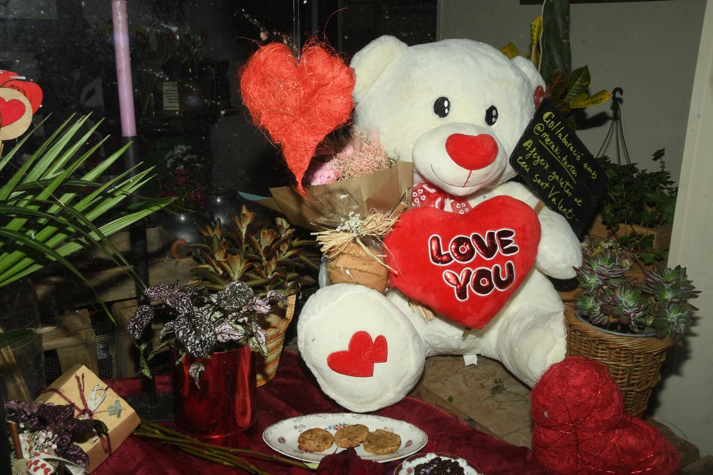 Avui tanquem una jornada intensa, emocionant i plena de moments que no s’obliden. 🌹✨
Aquest Sant Valentí 2026 heu tornat a confiar en nosaltres per dir allò que, a vegades, costa posar en paraules. I no hi ha res que ens emocioni més.
Perquè al final, cada ram que surt de la nostra botiga no és només un conjunt de flors. És un missatge. És una declaració silenciosa. És el mitjà que molts de vosaltres heu escollit avui per transmetre amor, complicitat, gratitud i enamorament.
Nosaltres hi hem posat el que sabem fer millor: passió, dedicació i la qualitat de la casa. Hem cuidat cada detall perquè cada rosa, cada tulipa i cada composició arribés amb la força i la bellesa que mereix un dia tan especial. Però la màgia real l’heu fet vosaltres, convertint els nostres rams en emocions reals.
Gràcies per omplir la botiga d’il·lusió.
Gràcies per confiar en nosaltres un any més.
Gràcies per fer que, a través de les flors, l’amor arribi una mica més lluny.
Seguim treballant perquè cada ram continuï explicant històries. 💐❤️
Feliç Sant Valentí i gràcies per fer-nos partícips dels vostres moments més especials.