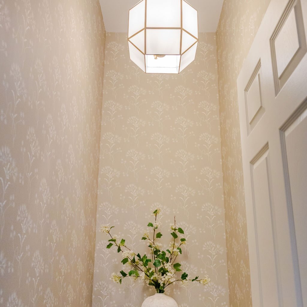 🌿The toilet room from our #modernsparetreat project is a nice reminder that spring is almost here.
Swipe to see more details of this calming space.
#HillHouseDesignMD #bathroomdesıgn #magnoliahome #floralwallpaper
Design // @hillhousedesignmd
Photo // @jlp_yourstory