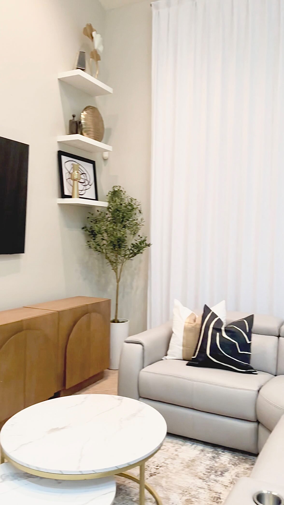 Installation day is when all the decisions, details, and planning finally make sense.
A reminder that trusting the process (and your designer) is always worth it.
Designer: @hannahmoserinteriors
Media: @formacreatives.co
Let’s create something beautiful together! DM ‘DESIGN’ to get started.
fort myers interior design, interior design services in swfl, naples interior design, interior design, bonita springs interior design, interior designer, hannah moser interiors, interior designers in naples, interior designers near me #interiordesign #interiordesigner #hannahmoserinteriors
