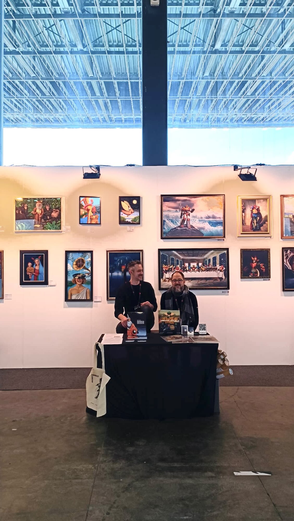 Arte Genova 2026 si è conclusa ed è stata un’esperienza semplicemente fantastica.🤩
Torniamo a casa portando con noi nuove amicizie e connessioni preziose con addetti ai lavori che non vediamo l’ora di sviluppare.
Ma la gioia più grande è stata potervi raccontare la nostra arte dal vivo. Vedere le vostre reazioni davanti alle nostre opere ci ricorda perché facciamo questo lavoro e ci dà l’energia per andare avanti con sempre più passione. Abbiamo riso, scherzato e condiviso visioni con centinaia di appassionati.
Un grazie di cuore allo staff di @artegenova e al @contemporaryart_talentshow per l’organizzazione impeccabile e per aver reso possibile tutto questo.
Alla prossima avventura! 🚀
Omar e Giuseppe.
#artegenova #artfair #artecontemporanea #ironicoonirico #mechalangelo