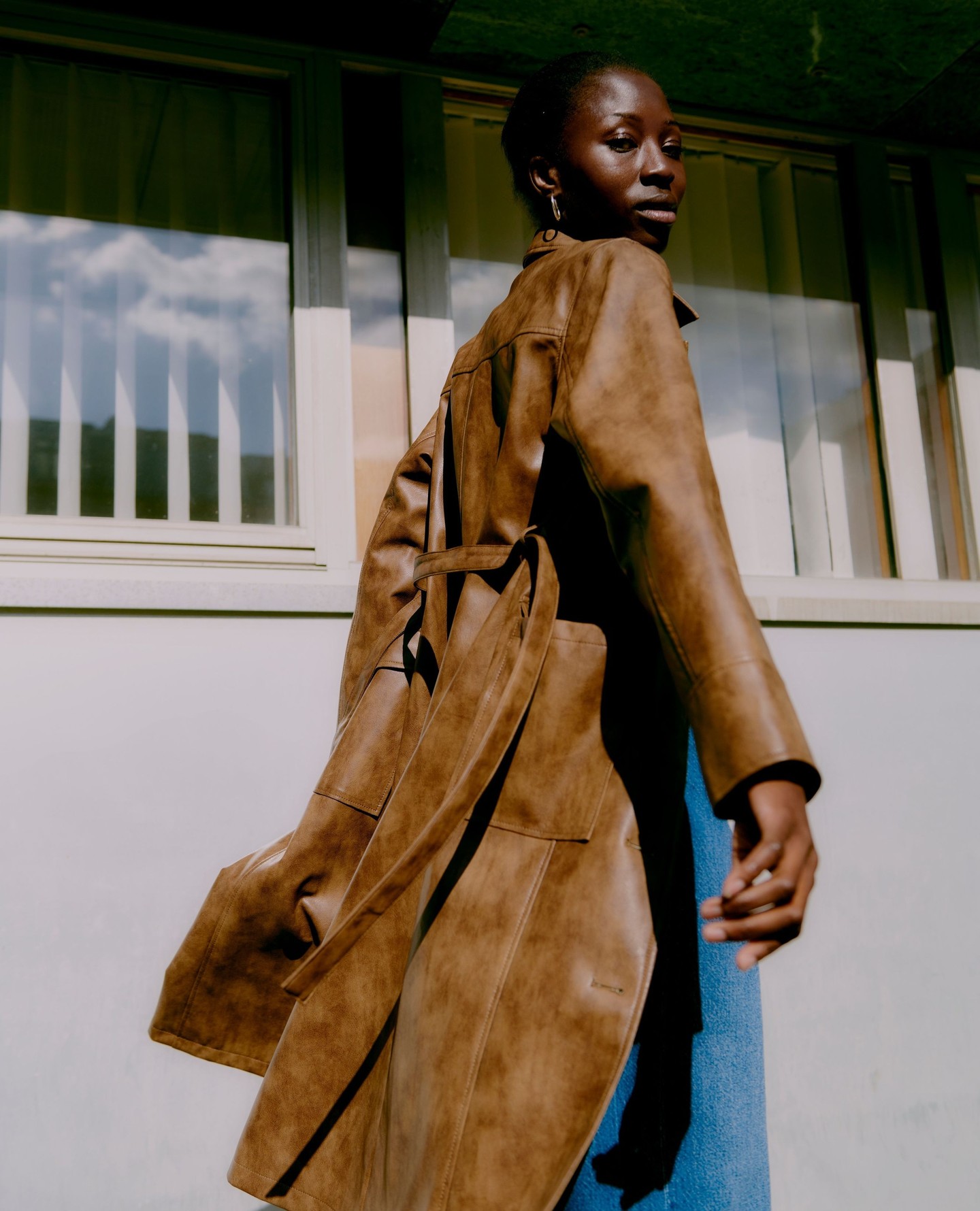 This coat understood the assignment 🤎. This is a proof that neutrals can steal the show too.