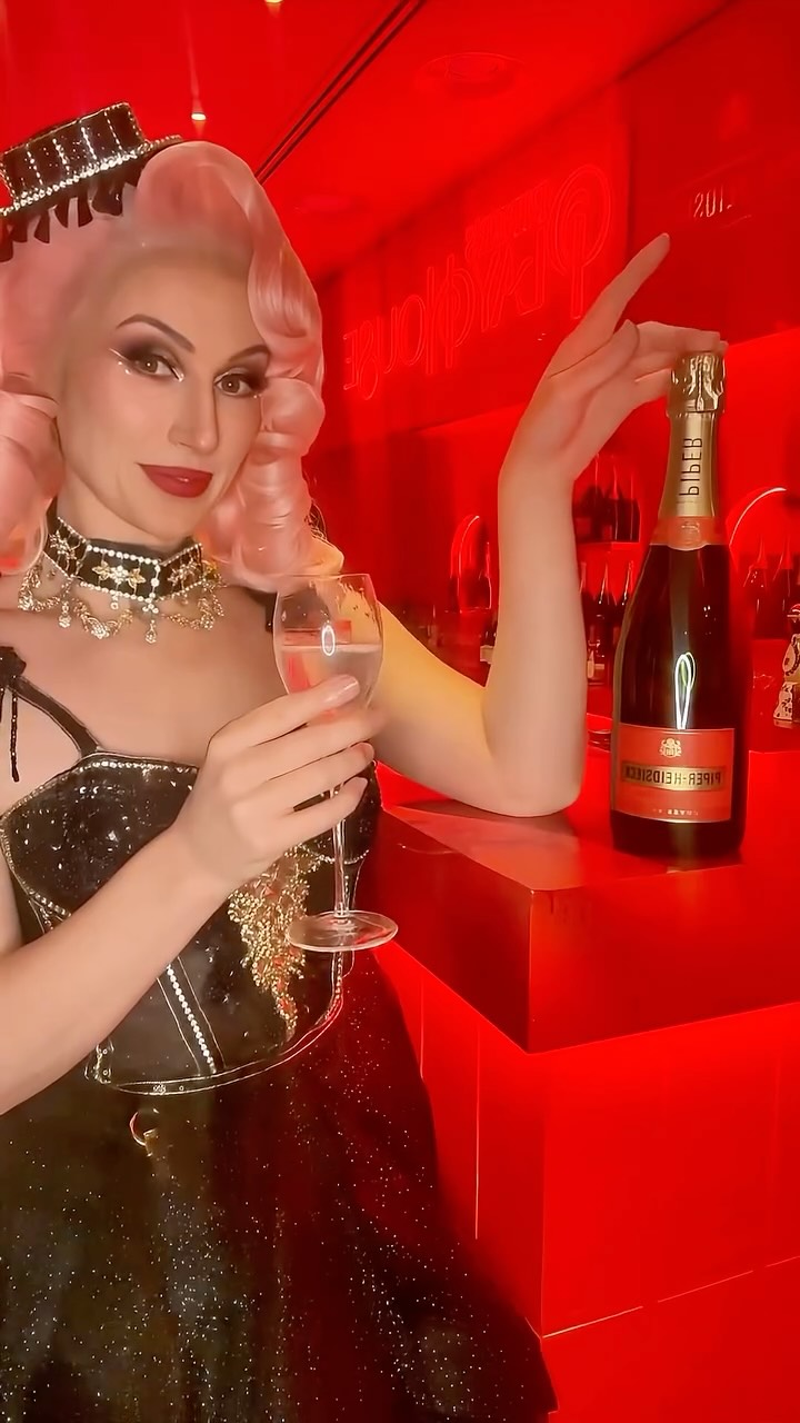 A glass of bubbly and a touch of magic awaits at @pipersplayhouse.crown 🍾🫧💋
Come play with us 🥂
#pipersplayhousecrown #beckybubble #cabaret #burlesque #crowncasinomelbourne