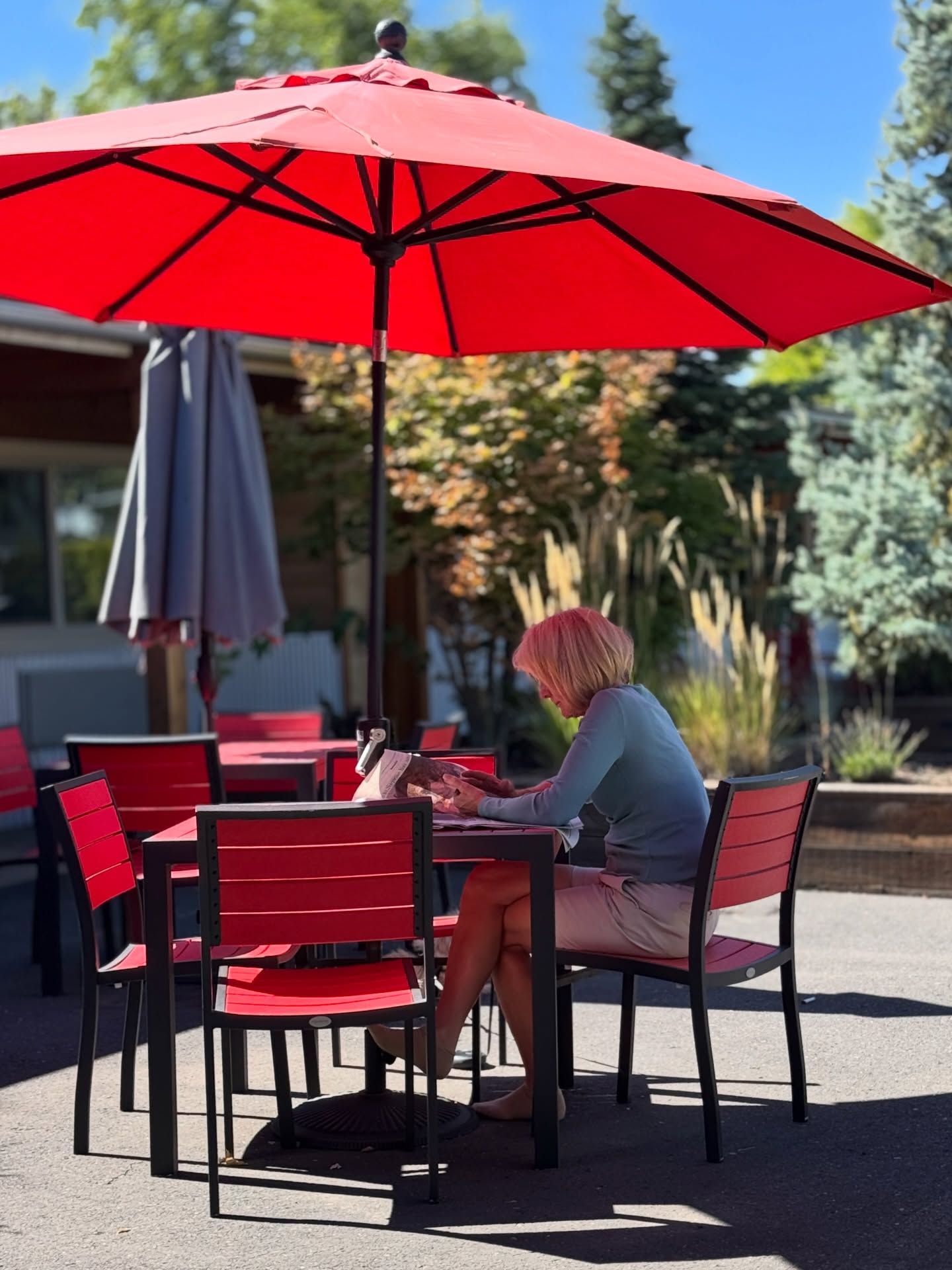 ☀️📚Sun out, book in hand, and nowhere to rush off to. Step outside your suite at Wall Street Suites and enjoy a quiet moment soaking up the sunshine in downtown Bend — sometimes the best part of the trip is simply slowing down.