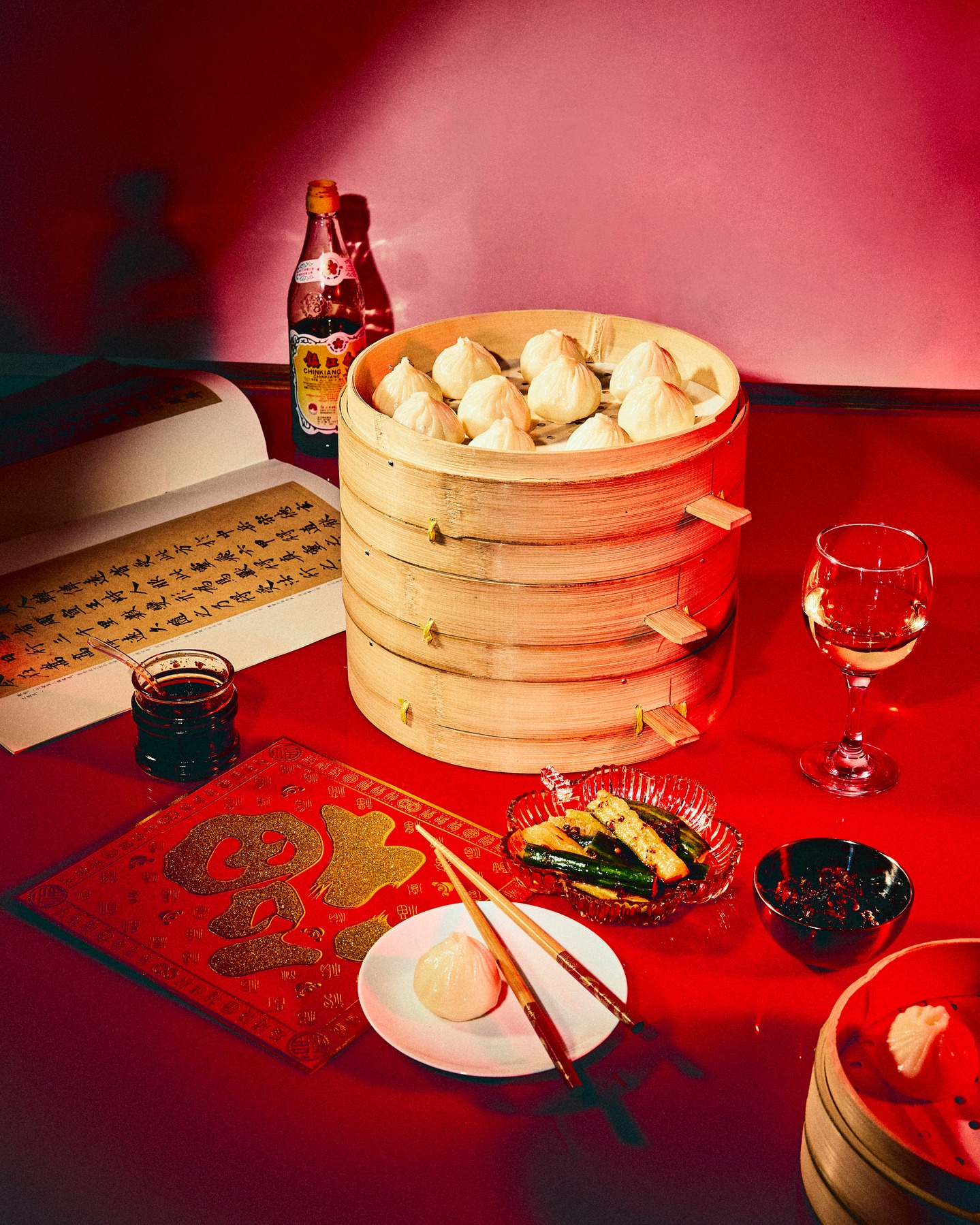 L’Année du Cheval au galop chez @sammi_soupe_dumpling 🐎🧧
Du rouge pour la chance, des dumplings pour le moral.
Galloping into the Year of the Horse with @sammi_soupe_dumpling 🐎🧧
Red for luck, dumplings for the soul.
#dumplings #mtlfood #mtlresto #mtllove #mtlmoment #foodiegram #foodstagram