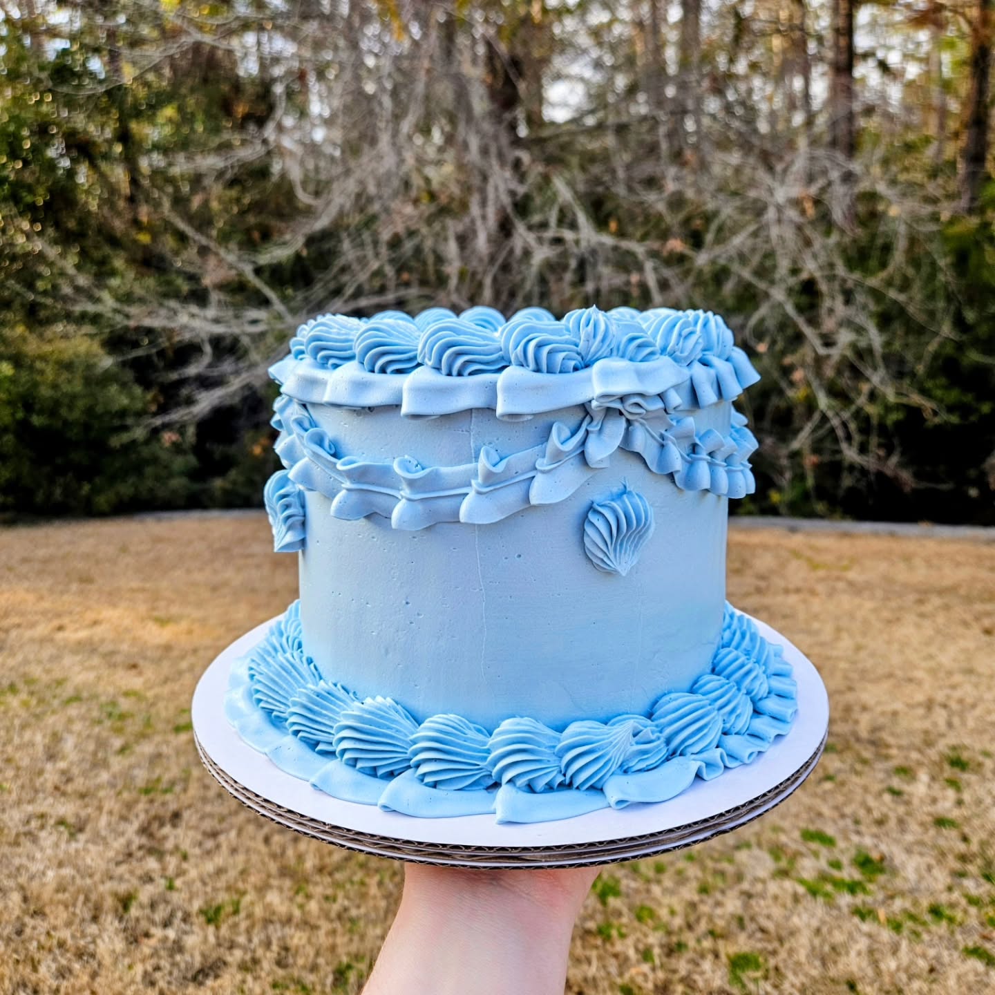 💠 CORNFLOWER BLUE 💠
Gluten and dairy free lemon cake and vanilla swiss meringue buttercream 🤍
I didnt anticipate baking before March, but a sweet lady said I would be the only person to do it, so I said give me till 5pm and I can do it! 🤍
Bigredbakes.com/contact