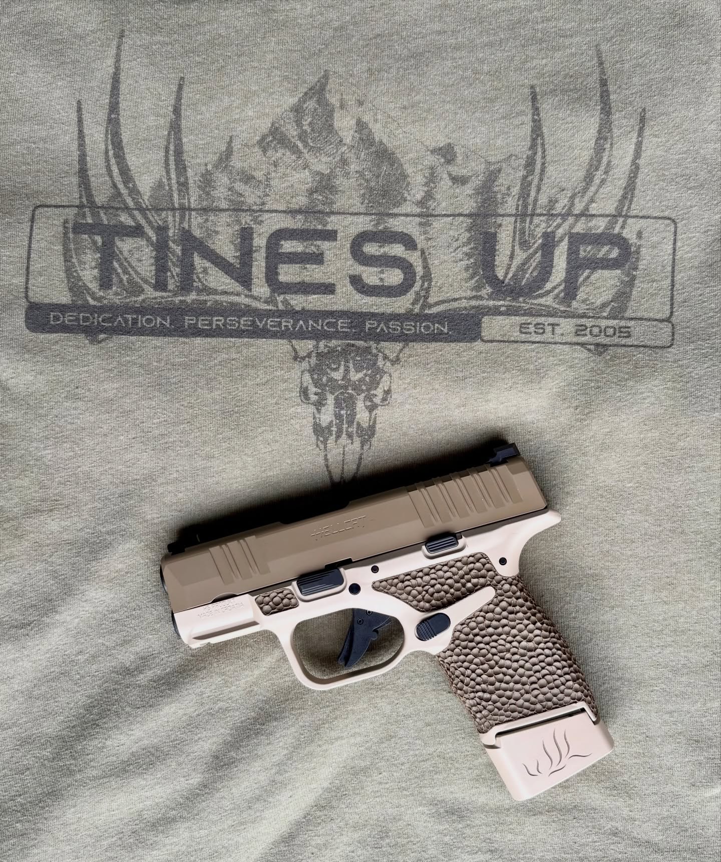 🔥 Custom Hellcat Build 🔥
Two-tone Cerakote finish
Moonrock stippling for max grip
Deep engraved mag extension with color fill for that extra pop
Clean, aggressive, and built to perform.
Go check out @tinesup for more info
#SpringfieldHellcat #CustomPistol #Cerakote #Stippling
