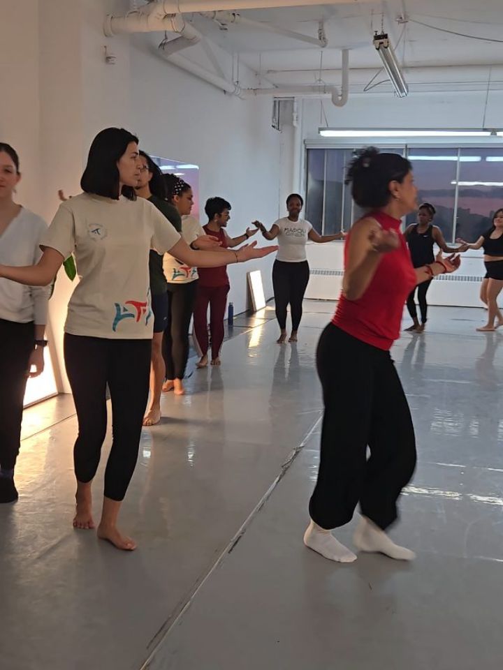 Merci d’avoir partagé cette date spéciale avec nous ❤️🔥
Hier, nous avons célébré non seulement la Saint-Valentin, mais aussi le premier Tradik de l’année, dans un moment de danse, de rencontre et de communauté. ✨️🧡
Un immense merci à toutes les personnes présentes pour votre énergie et votre ouverture et une reconnaissance toute particulière à Jodania Ossé pour cette belle collaboration qui a fait dialoguer les rythmes, les histoires et les mouvements entre territoires. ☀️
On commence l’année le cœur rempli… et on continue à danser ensemble ✨
🇭🇹 🇨🇴
#tondoa #dance #mtl #haiti #colombia