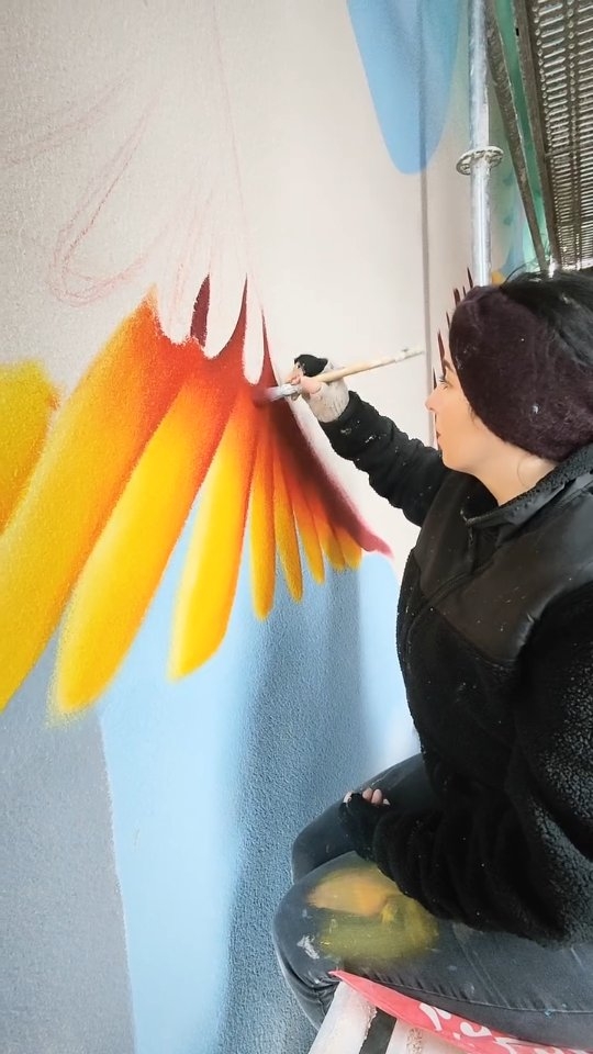📢 Retour sur la première semaine de réalisation d'une fresque monumentale
Le groupe @bouygues_immo et la ville de @chevrycossigny m'ont commandé une peinture réaliste d'un phoenix flamboyant sur la façade d'un immeuble neuf de 15m de haut !
Les conditions climatiques et pratiques ne sont pas les meilleures en ce mois d'hiver pour un projet aussi grand mais nous restons concentrées avec @artyclage qui me prête main forte 🤍
Et nous avons bien 🤩👌
Suivez l'évolution de cette grande peinture en story !
Passez un bon dimanche, bien au chaud ✨
#fresquephoenix #fresquemurale #phoenix #walldecor #muraliste