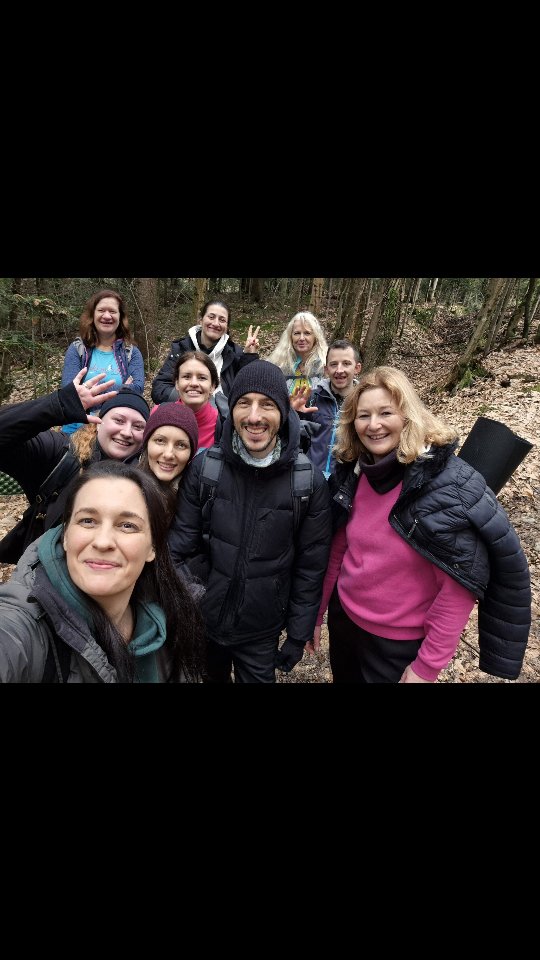 Včeraj smo se predali čarobnemu gozdu in mu dovolili, da nas vodi. 🌲✨
Sezuli smo čevlje, hodili bosi po mehkem mahu, vohali smolo dreves in dihali globlje kot običajno. Šli smo mimo dežele Smrkcev, raziskovali skrite kotičke, se guncali na gugalnici kot otroci in med drevesi opazovali smeškote, ki so se skrivali v lubju.
Nekje na sredini poti smo v drevesnem deblu zagledali samoroga. 🦄 In tisti trenutek je bil čist opomnik, da je čarovnija vedno tam – če jo znaš videti.
Plesali smo, zavestno aktivirali prvo čakro in prebudili notranji ogenj, ki nas je grel tudi takrat, ko se je sonček skril. 🔥 Predali smo se energijski seansi, delali vaje, se nastavljali sončnim žarkom in obiskali bližnji ribnik. V tišini in prijetnem občutku kako čudovita je narava, smo opazovali polje kronc, ki se je razpostrlo ob poti.
Vlekli smo čarobne karte, vsak pa je dobil tudi svoj ingverjev napitek in vaje za domov – preproste, a res močne rituale, ki jih lahko uporabljaš vsak dan za ozemljevanje in prebujanje notranjega ognja. To niso le lepi trenutki za tisti dan – ob redni praksi na dolgi rok prinesejo konkretne rezultate, več stabilnosti, več energije in globljo povezanost s sabo. 🔥🌿
Prehodili smo 11 kilometrov.
Utrujeni v telesu, a polni v duši.
In vesolje je na kupu združilo res lepe dušice. ✨🤍🥰
Takšni dnevi te spomnijo, kako močno zdravi narava – ko se ji zares prepustiš.
“V svetu, ki se nenehno premika, obstajajo ljudje z mehko in lepo dušo – tisti, ki cenijo tišino gozda, glas reke in iskren nasmeh neznanca. Ti ljudje razumejo, da narava ni le kraj, ki ga obiskujemo, ampak srce, ki bije v nas. In ravno v tej povezanosti – med tabo in naravo – se rodijo trenutki, ki nas učijo ljubezni, skrbi in hvaležnosti…” ❤️ hvala ker ste. 🫂