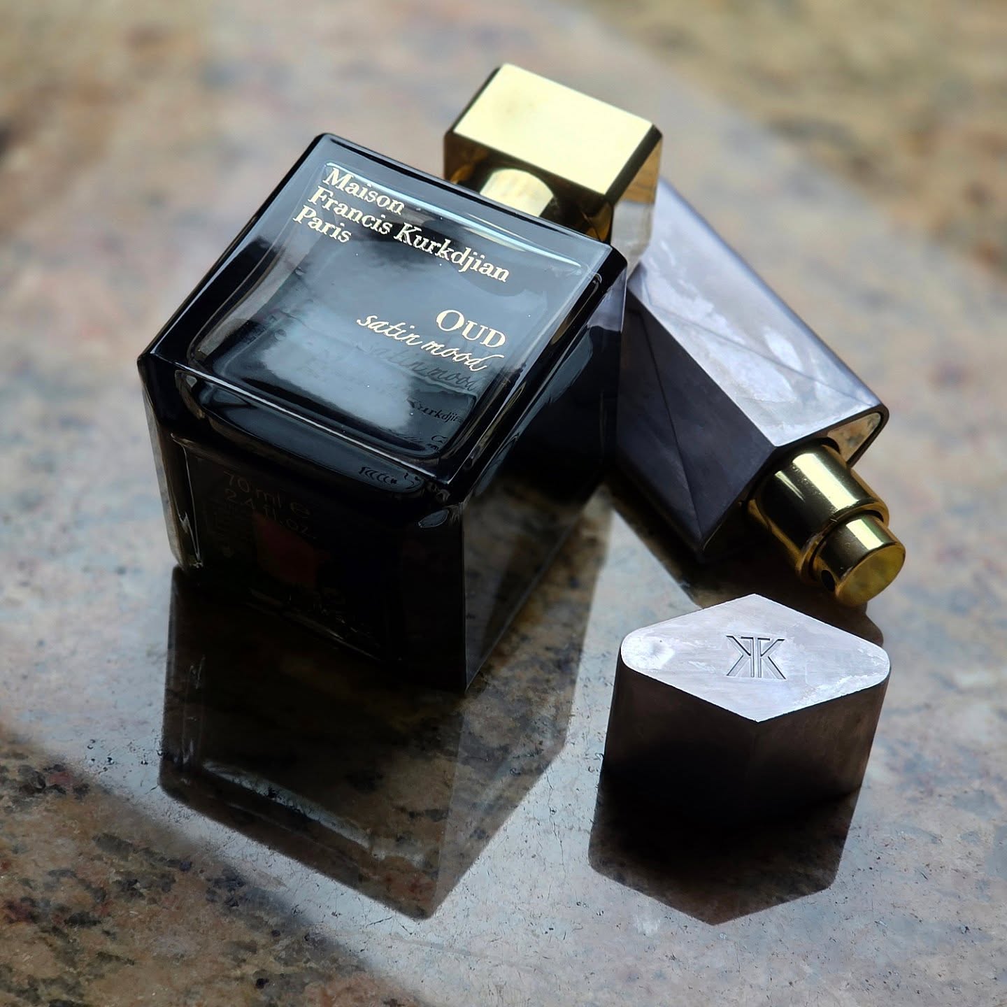 When I want my scent to claim the room, I wear Oud Satin Mood.
.
.
.
.
.
Top notes are Bulgarian Rose, Violet and Strawberry; middle note is Turkish Rose; base notes are Agarwood (Oud), Vanilla, Amber, Benzoin, Caramel and Cedar.
.
.
.
.
#mfk #perfume #nicheperfume