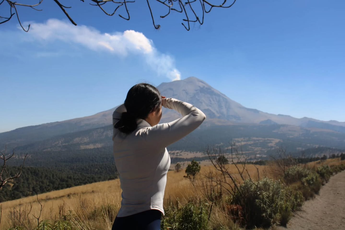 Iztaccíhuatl 🏔✨️
Comenzamos nuestro reporte de la semana con nuestro ascenso a Iztaccíhuatl.
Un grupo con muchas ganas de montaña🥾
Disfrutamos una semana despejada con grandes vistas a "Don Goyo", la mejor comida y el mejor equipo de trabajo listos para darte todo lo necesario para tu ascenso.
Gracias a quienes nos acompañaron y permitieron que seamos parte de su aventura ✨️🫶
El primer paso para lograrlo es intentarlo 💪 😉
#iztaccíhuatl #altamontaña #méxico #obsidianatravel #SenderismoMéxico