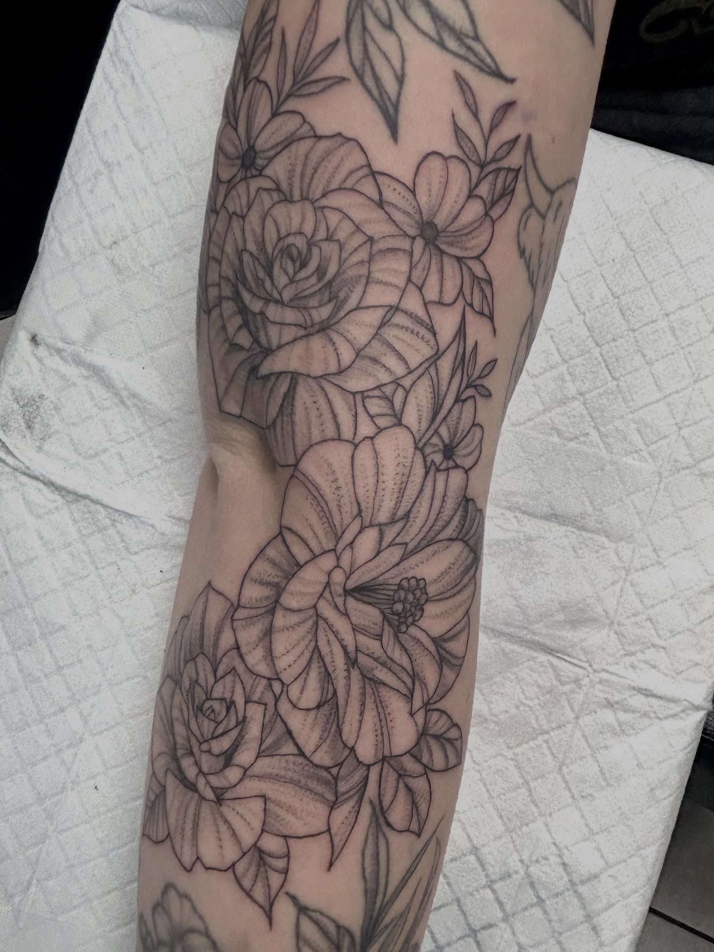 Some recent work from our apprentice, Ashlyn! @ahs_reverie 🌸🪼🤍
Ashlyn has grown so much in her apprenticeship and it shows in her work! She is dedicated and very talented in her craft, we are so proud of her! 🖤
.
.
Ashlyn’s books are open! 📞 Give us a call at 989-835-6672,📍stop into the shop at 3126 Jefferson Ave, Midland MI or shoot us a message on Facebook! You can also reach out to Ashlyn directly! 🫶🏼
#blackballtattoo #michigantattooartist #midlandmichigan #ashlynhaventattoos