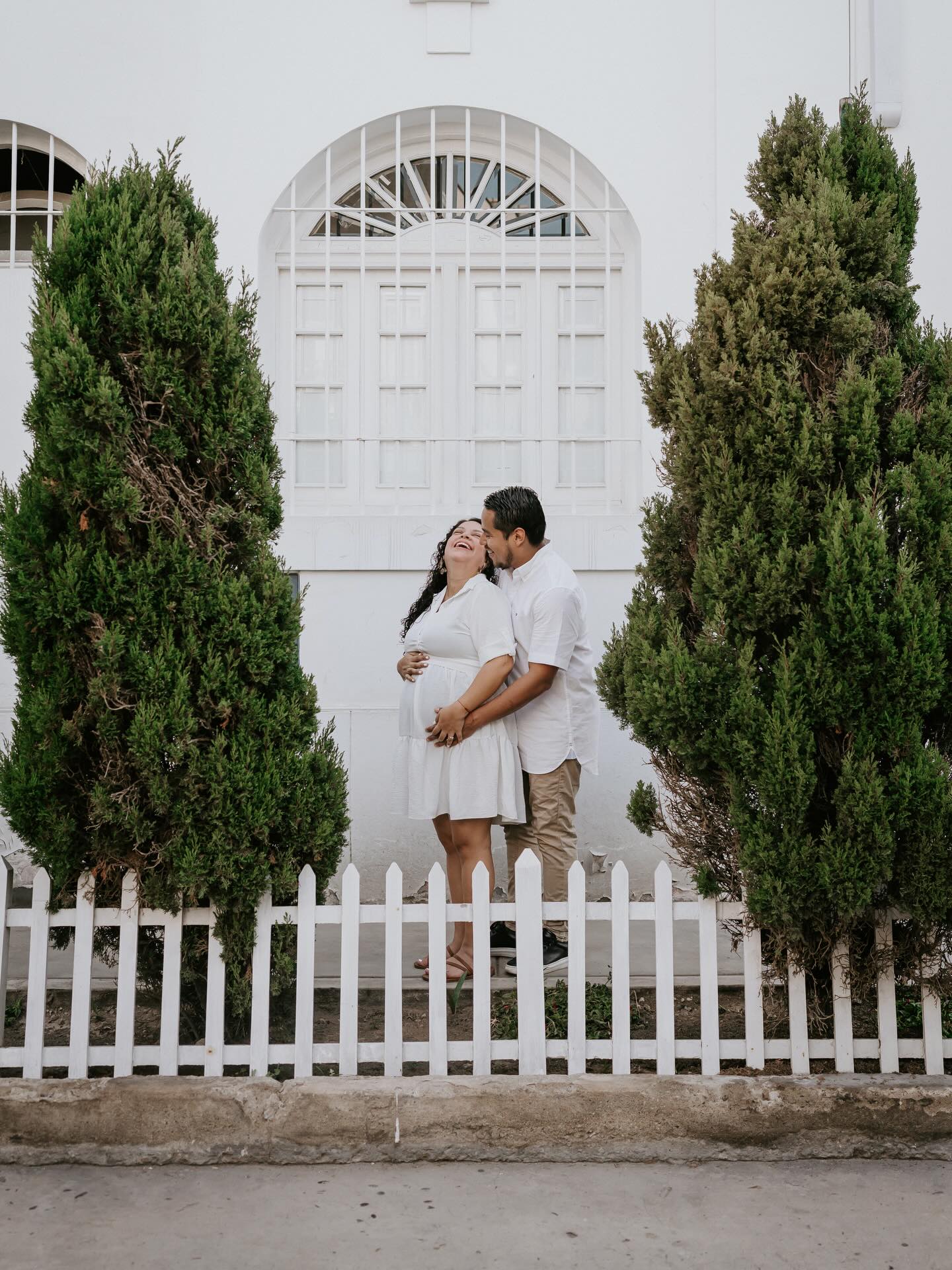 .
La vida no deja de sorprendernos con sus bendiciones 🤍
Estamos a pocas semanas de conocerte, Noah, y ya nos has hecho inmensamente felices desde el primer latido.🩵
Has transformado nuestras conversaciones, nuestros planes y hasta nuestros silencios. Nos has enseñado que el amor puede crecer sin medida incluso antes de verte.🥹
Vamos hacia esta nueva aventura con ilusión… y sí, también con miedo. Pero con la certeza de que juntos podemos con todo. No dudamos de nosotros, aunque sabemos que será retador. Elegimos abrazar cada aprendizaje, cada desvelo y cada instante que venga contigo.🫶🏻
Gracias, hijito, por escogernos como tus papás. Te esperamos con el corazón listo y los brazos abiertos 🤍
Mil gracias a @rolandoporciento por estas bellas fotos, por su profesionalismo y, sobre todo, por su gran corazón. Gracias por capturar una etapa que llevará siempre un lugar sagrado en nuestra historia. 🥹✨