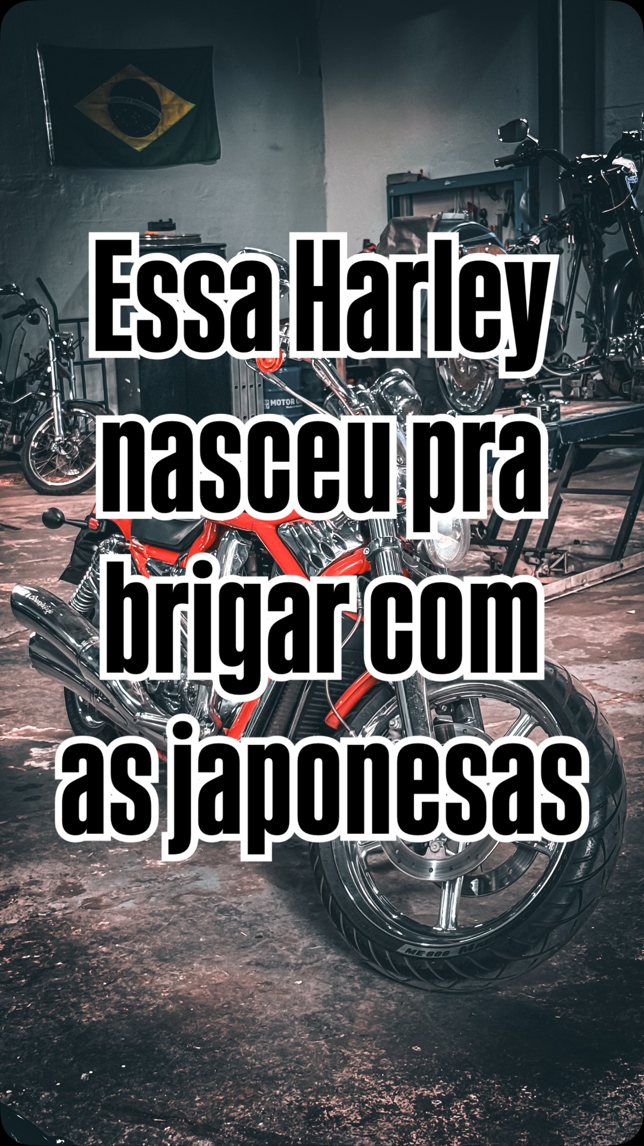 Muitos olham para a linha V-Rod e veem apenas uma moto moderna. Mas quem conhece a história da VRSCSE 2005 sabe que está diante de um divisor de águas. Foi o ano em que a Harley-Davidson decidiu que não bastava ser icônica; era preciso ser a mais rápida da categoria.
🏁 Por que ela nasceu?
A V-Rod não foi um acidente. Ela foi a resposta estratégica da Harley para desafiar as muscle bikes japonesas e europeias que dominavam o cenário de alta performance nos anos 90 e 2000. A missão era clara: atrair uma nova geração de pilotos e provar que o DNA americano poderia, sim, conviver com tecnologia de ponta e refrigeração líquida.
💎 A Primeira de uma Elite
Esta é a primeira V-Rod Screamin’ Eagle da história. Ela inaugurou a linha V-Rod na prestigiada divisão CVO (Custom Vehicle Operations).
• Exclusividade: Apenas cerca de 2.389 unidades foram produzidas no mundo.
• O “Pulo do Gato”: Enquanto as V-Rods padrão tinham 1130cc, a Screamin’ Eagle 2005 subiu o sarrafo para 1250cc, entregando brutais 123 cv.
🛠 DNA de Gigantes
O projeto é um encontro de lendas. O visual baixo, agressivo e estilo dragster saiu da prancheta do mestre Willie G. Davidson. Já o coração da máquina — o motor Revolution — foi desenvolvido em parceria com a Porsche Engineering, trazendo precisão alemã para o asfalto americano.
Destaques do modelo 2005:
• Rodas forjadas “Reactor” de 5 raios.
• Pintura bi-tom personalizada com acabamento manual.
• Cromagem intensiva (do garfo ao braço oscilante).
• Guidão com fiação interna para um visual clean.
A V-Rod Screamin’ Eagle 2005 não é apenas uma moto; é uma declaração de liberdade e uma prova de que a evolução é necessária.
E você? Prefere o ronco clássico dos motores a ar ou a fúria tecnológica do Revolution da Porsche? 👇
#HarleyDavidson #VRod #sigaloscondes