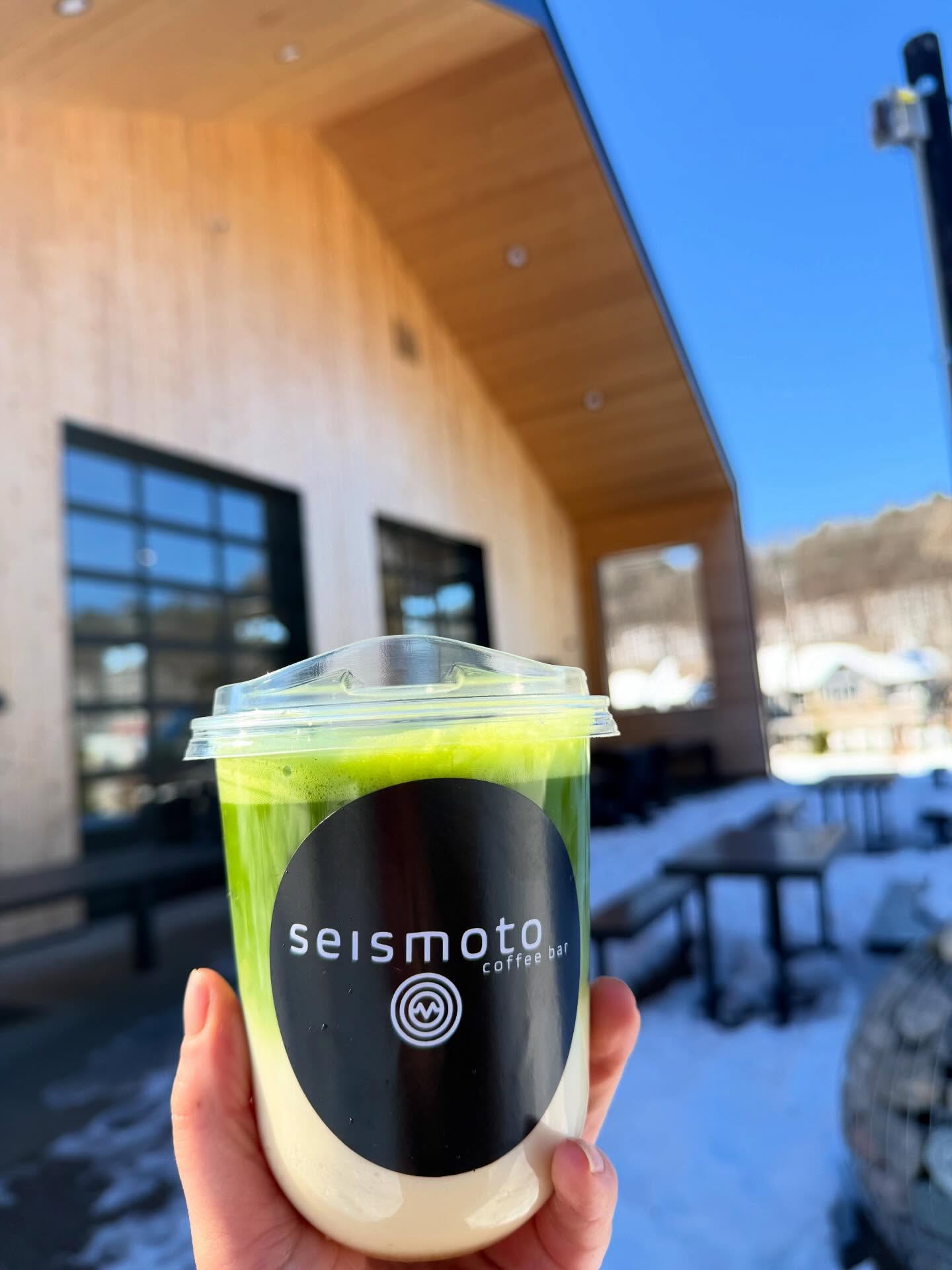 It’s a gorgeous day for a little pick me up! Come grab a Seismoto classic, the banana bread matcha! 🍌🍵
