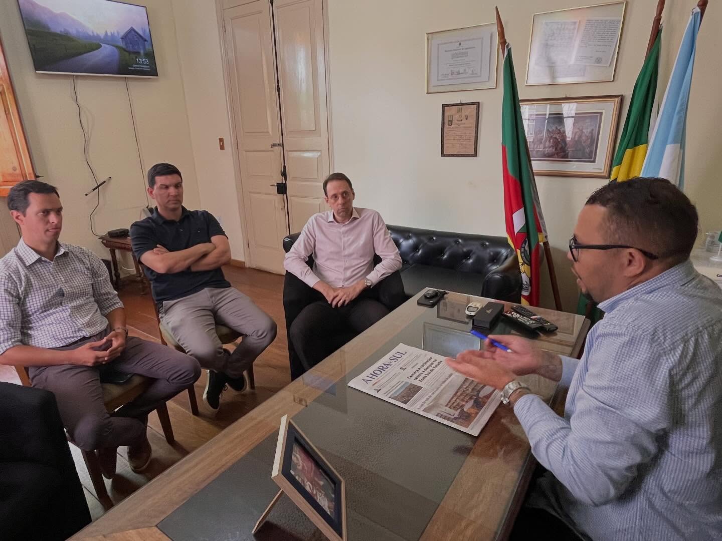 📅 Agenda do Presidente
Presente na audiência com a Câmara de Pelotas, o presidente do Sinduscon, Marcos Fontoura, reforçou a importância do diálogo permanente entre o Legislativo e o setor produtivo.
Defensor da melhoria do ambiente de negócios e da segurança jurídica, Fontoura destacou que previsibilidade é essencial para garantir investimentos, empregos e crescimento sustentável na cidade.
Construção forte é cidade forte. 🏗️🤝
