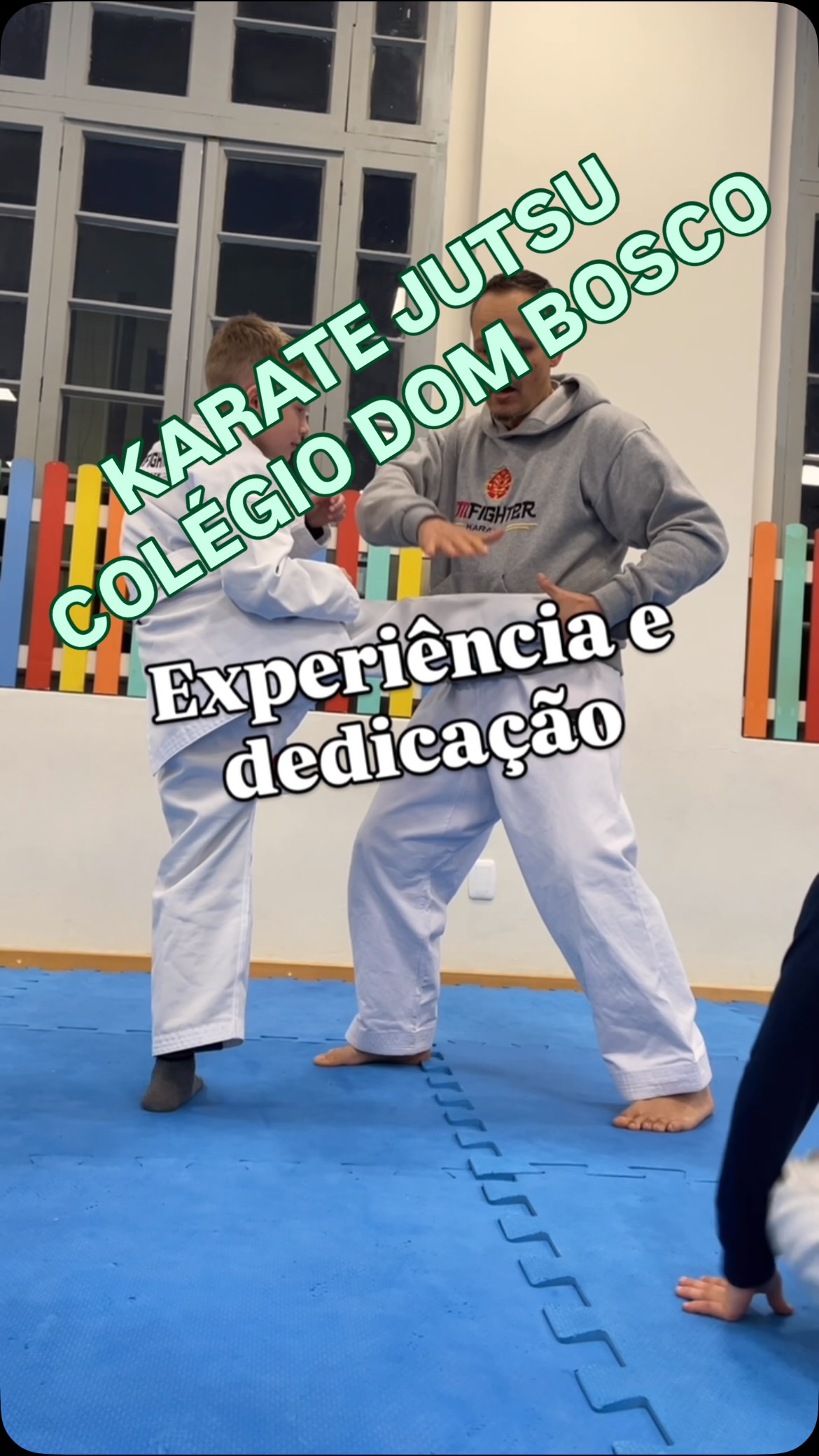 Se você é aluno ou aluna do Colégio Dom Bosco, tem no extra classe a oportunidade de praticar várias atividades.
E tem o KARATE JUTSU, único colégio no RS com essa modalidade de arte marcial. O Karate Jutsu é o Karate desenvolvido nos tempos de RyuKyu (Okinawa) para a defesa pessoal.
Nós da ZM FIGHTER desenvolvemos um programa de conteúdo que envolve todas as técnicas que existem no karatê e não as simples técnicas para competição.
Para nós o importante é o desenvolvimento integral de nossos alunos e alunas, tanto no aspecto técnico como humano.
Nossos alunos aprendem a luta em pé (troca de golpes), luta agarrada (clinches e quedas) e luta no chão (imobilização e chaves articulares). Além dos protocolos anti bullying, anti agressão e defesa pessoal urbana.
Venha treinar Karate Jutsu. Início das aulas em março.
@colegiodomboscopoa