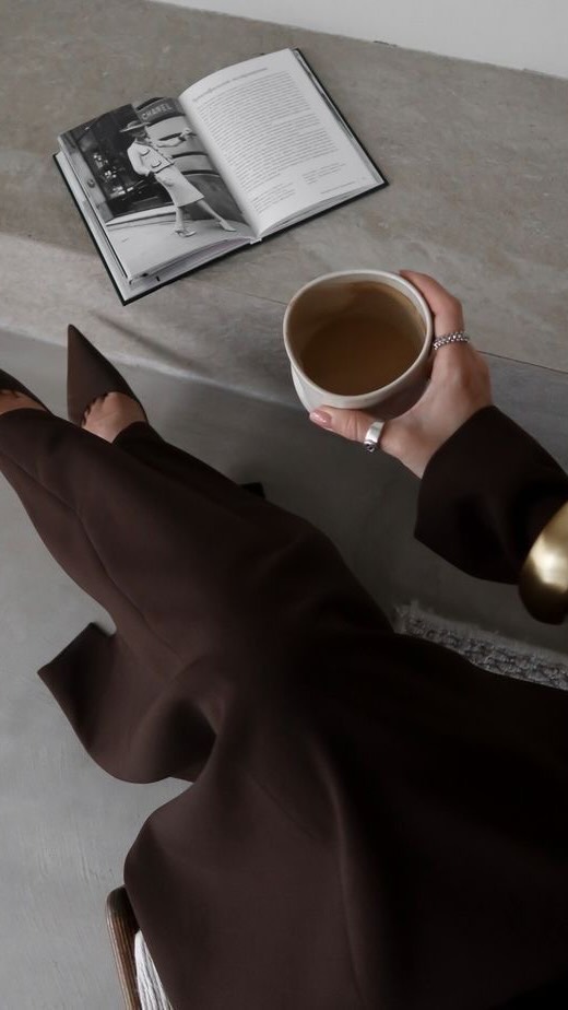 Você já sentiu que um problema parece maior do que realmente é, como se consumisse toda a sua energia? Talvez não seja o problema em si, mas o que ele desperta dentro de você.
Muitas vezes, o que dói é o confronto com emoções antigas, memórias reprimidas ou partes de você que tentou esquecer. A verdadeira batalha não está fora, mas no esforço de esconder o impacto que isso causa por dentro.
Pergunte-se: o que esse problema está trazendo à tona? Será que é hora de parar de fugir e olhar para o que realmente precisa ser enfrentado?
Porque o alívio não vem de evitar; vem de encarar o que você tem escondido de si mesmo.