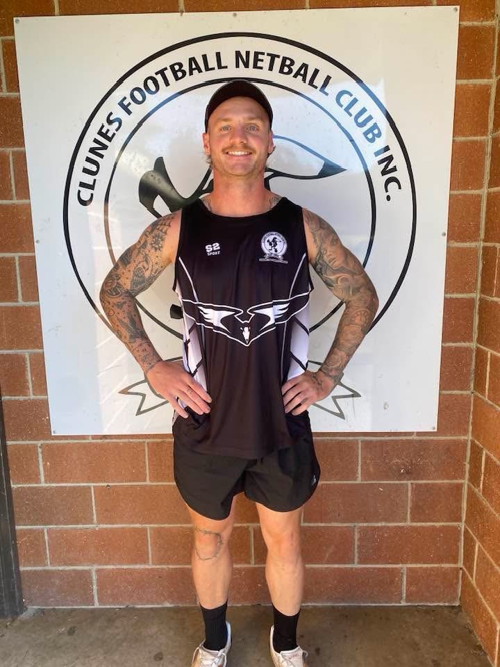 Thank you to all the businesses supporting our senior netballers and footballers through preseason!! 🖤🤍
And thanks to Josh for modelling the top so well 💁♀️