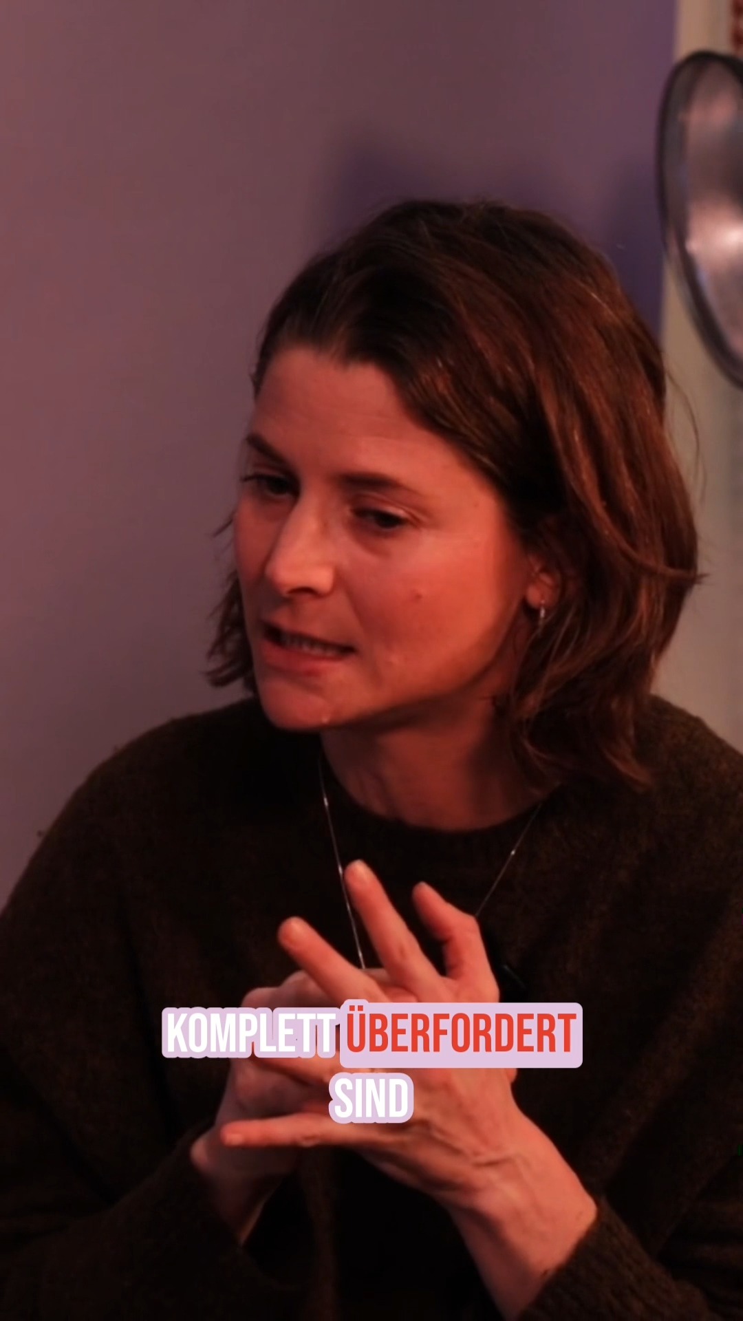 Mit Schauspieler:innen zu arbeiten klingt erstmal easy.
Die stehen ja ständig vor der Kamera, oder?
Fotografin @nadine.poncioni erzählt in der aktuellen Folge vom KeepRollin' Podcast, warum genau das bei Fotoshootings manchmal zur Herausforderung wird. Im Film oder auf der Bühne gibt es ein Drehbuch, eine Regie, klare Rollen. Bei einem Shooting haben sie totale Freiheit. Die Guidance fällt weg.
Und genau da übernimmt sie manchmal selbst die Rolle der Regisseurin. Gibt Impulse, schafft Situationen, führt durch den Moment, damit am Ende Bilder entstehen, die echt wirken und trotzdem eine Geschichte erzählen.
Ein spannender Einblick in das Zusammenspiel zwischen Fotografie, Inszenierung und Vertrauen.
Die ganze Folge gibt's auf Spotify & YouTube 🎧
#keeprollin #podcast #marketingpodcast #keeprollinpodcast #visualstorytelling