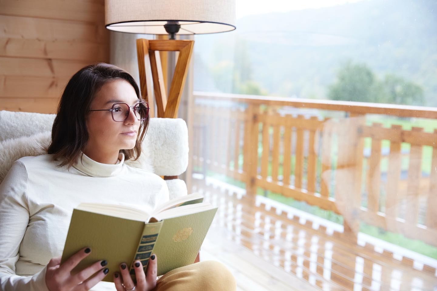 Do it like @sabrina_mat15 Grab a good book, a hot cup of tea and just be in love with the rainy autumn days!