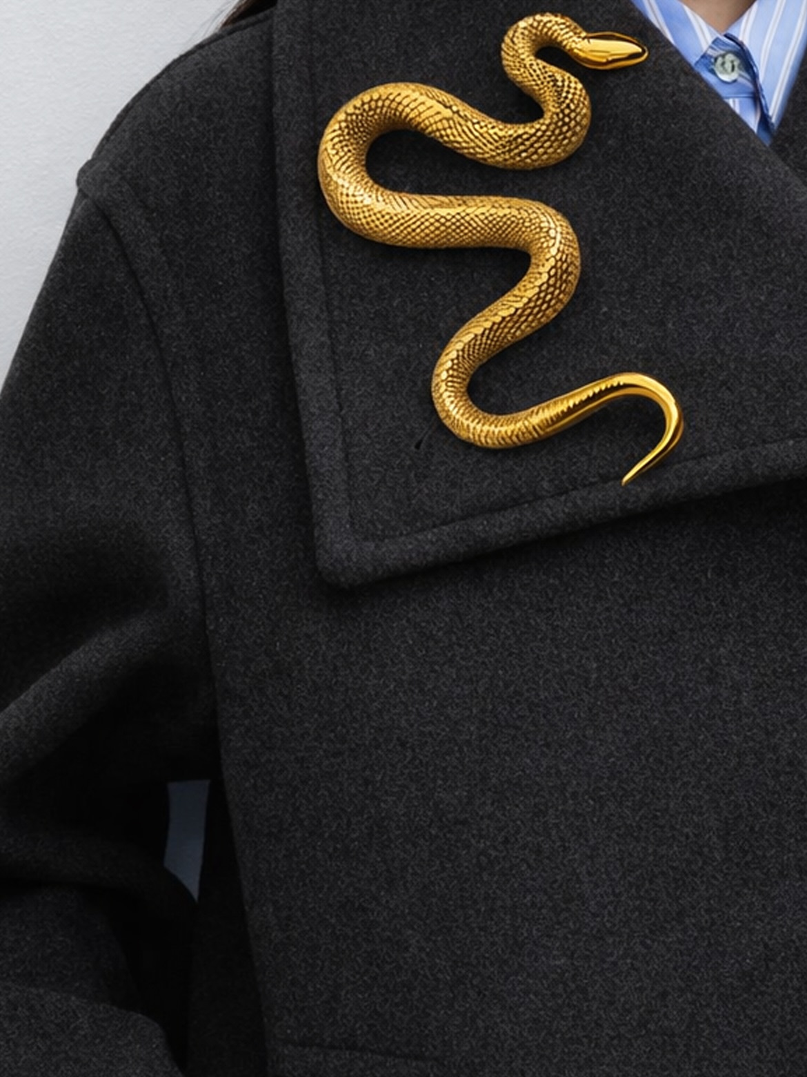 A custom made to order snake brooch that refuses to go unnoticed🐍Slither into sophistication with bespoke jewels
#mkfinejewelry #bespokejewelry #custommadejewelry #snakejewelry #brooch