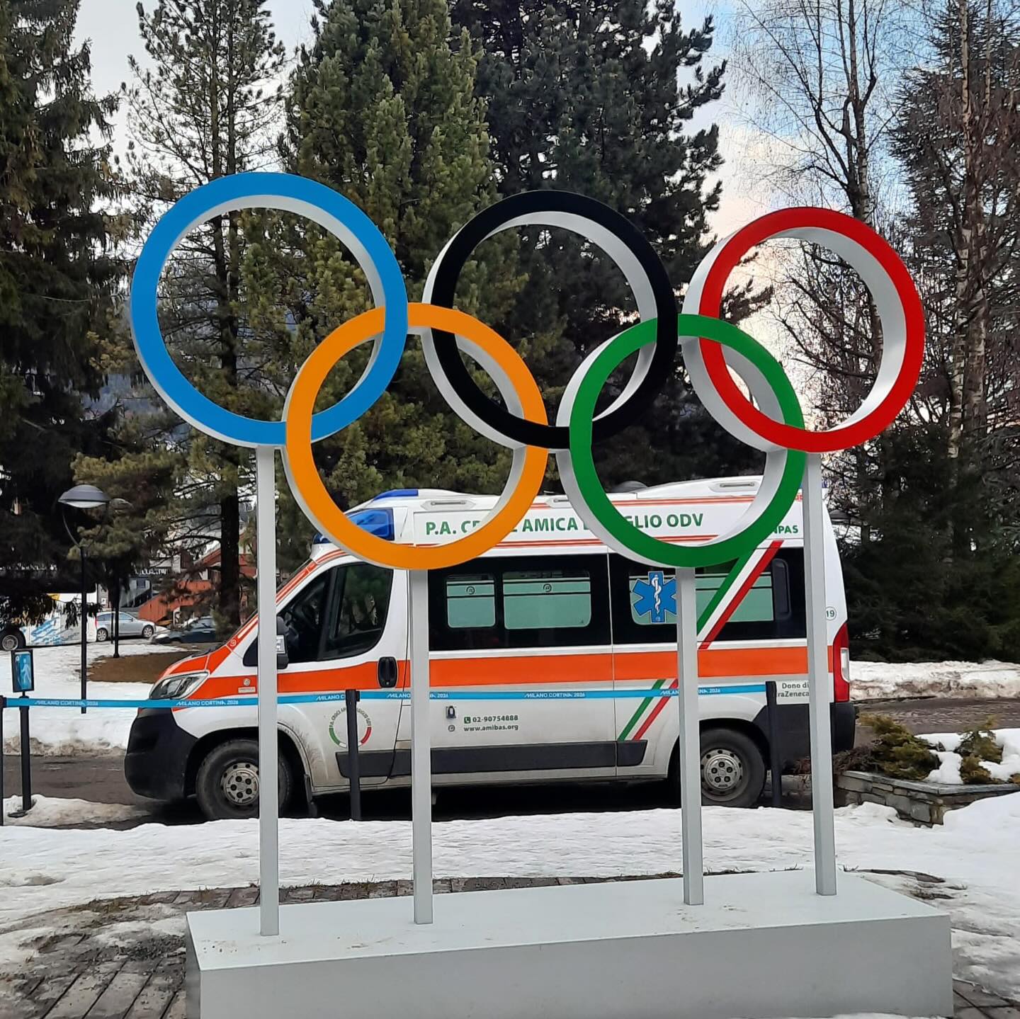 Termina oggi l’avventura di Croce Amica Basiglio alle Olimpiadi Invernali Milano-Cortina, con il rientro in sede della nostra mitica ambulanza M19. 🚑🏔️
Dal 30 gennaio al 24 febbraio abbiamo prestato servizio nella venue di Bormio: si sono alternate 15 squadre, coinvolgendo 25 soccorritori tra volontari e dipendenti. Insieme alle altre associazioni abbiamo garantito soccorso sanitario extra ospedaliero e supporto logistico, assicurando una presenza costante e modulata sulle necessità dell’evento.
Durante il periodo sono stati percorsi migliaia di km, tra trasporti in loco e spostamenti necessari a garantire i cambi tra squadre e la continuità del presidio.
Giorni impegnativi, tra condizioni meteorologiche complesse e continui adattamenti operativi, affrontati sempre con entusiasmo, spirito di servizio e il sorriso sul volto. Siamo fieri e onorati di aver potuto prender parte a un evento così importante di risonanza mondiale: un’esperienza che ci ha consentito di incarnare a pieno i valori ANPAS di uguaglianza, libertà, democrazia e soprattutto fratellanza 🧡
Un grazie sincero a tutti i nostri volontari, dipendenti e ragazzi del servizio civile che hanno reso possibile questo traguardo: a chi ha prestato servizio a Bormio, a chi ha garantito le attività quotidiane sul territorio di Basiglio, Bubbiano e Milano Piazza Castello, a chi si è occupato dell’organizzazione logistica e a chi ha continuato ad assicurare alla cittadinanza il trasporto sanitario. Senza ognuno di loro, tutto questo non sarebbe stato possibile. 🚑