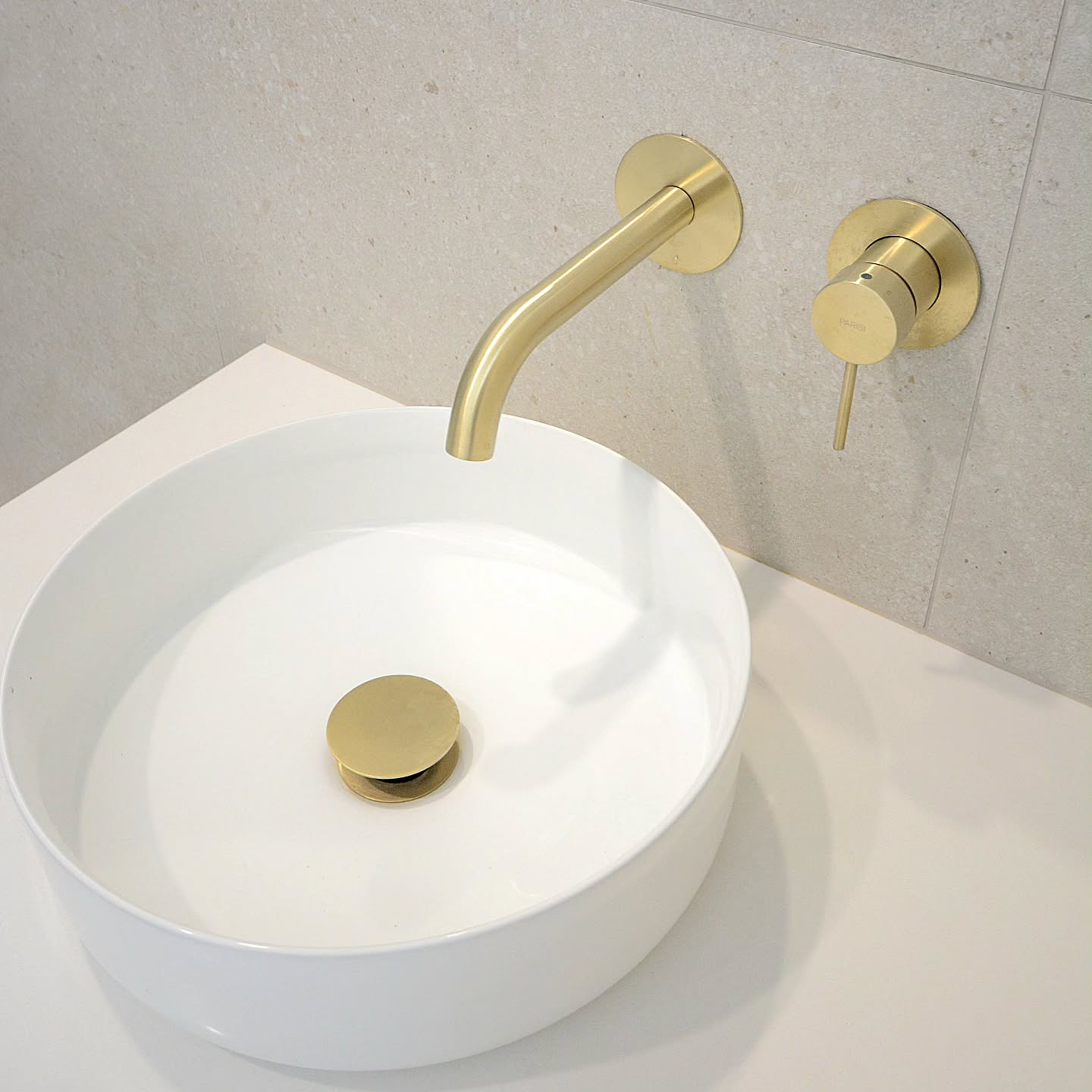 We’re obsessed with how this gold taps pops against the crisp white basin. It’s the perfect way to add warmth to a modern bathroom. Would you choose this look for your next renovation? Let us know below! 👇
#BathroomGoals #ModernRenovation #BrushedGold #VesselSink #LuxuryBath