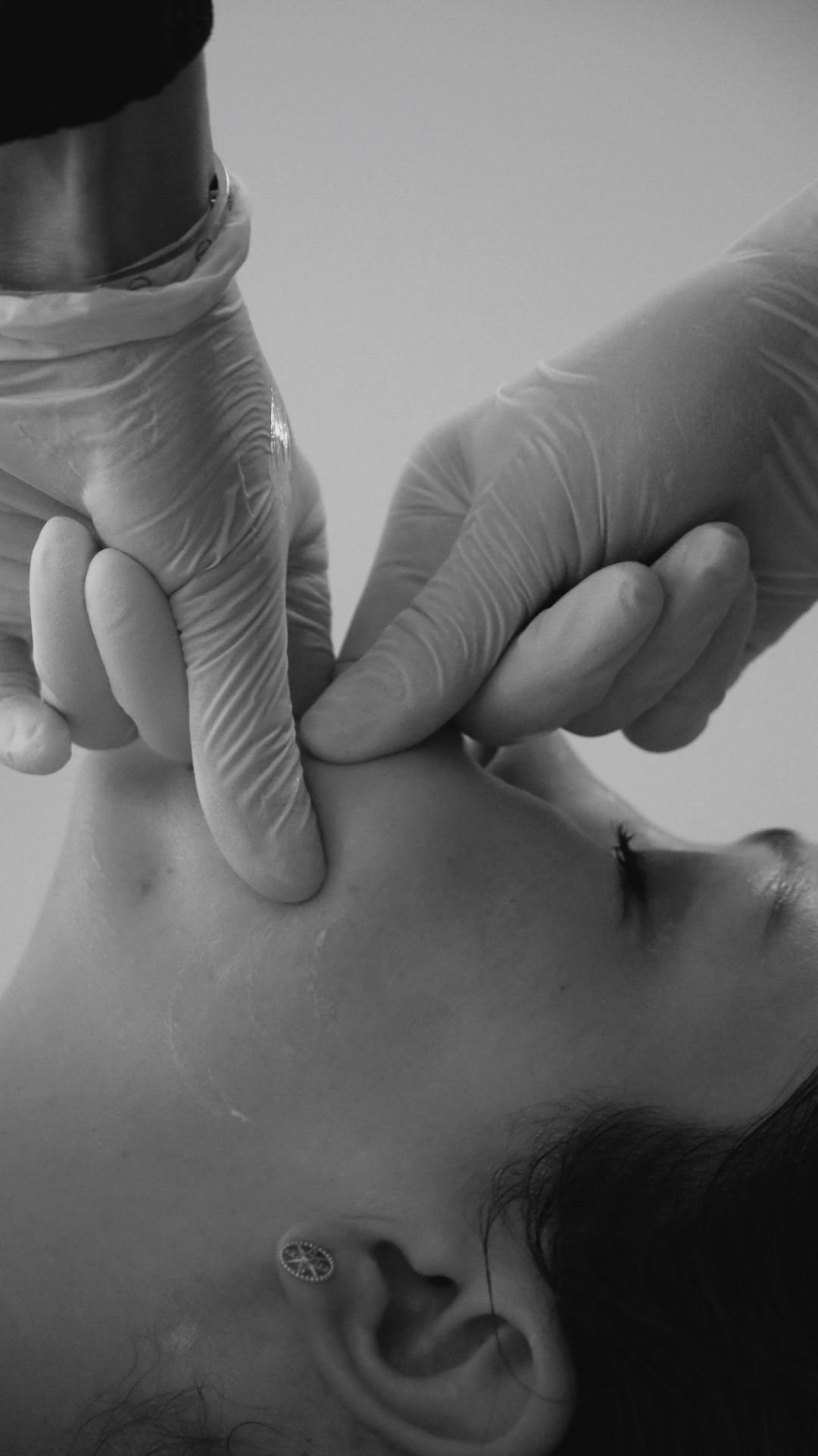 Le soin intrabuccal est une approche tout en finesse qui agit de l’intérieur pour relâcher les tensions profondes du visage, de la mâchoire et du cou.
En venant détendre les muscles souvent sollicités par le stress, le bruxisme ou les émotions retenues, il favorise une meilleure mobilité, apaise les douleurs de la mâchoire, améliore la posture et soutient l’équilibre global du corps sur le long terme.
Avec des gestes lents, respectueux et sécurisants, ce soin invite à relâcher ce qui n’a plus besoin d’être porté… pour retrouver confort, légèreté et harmonie, de l’intérieur vers l’extérieur.
#SecretsDeFemmes #intrabuccal