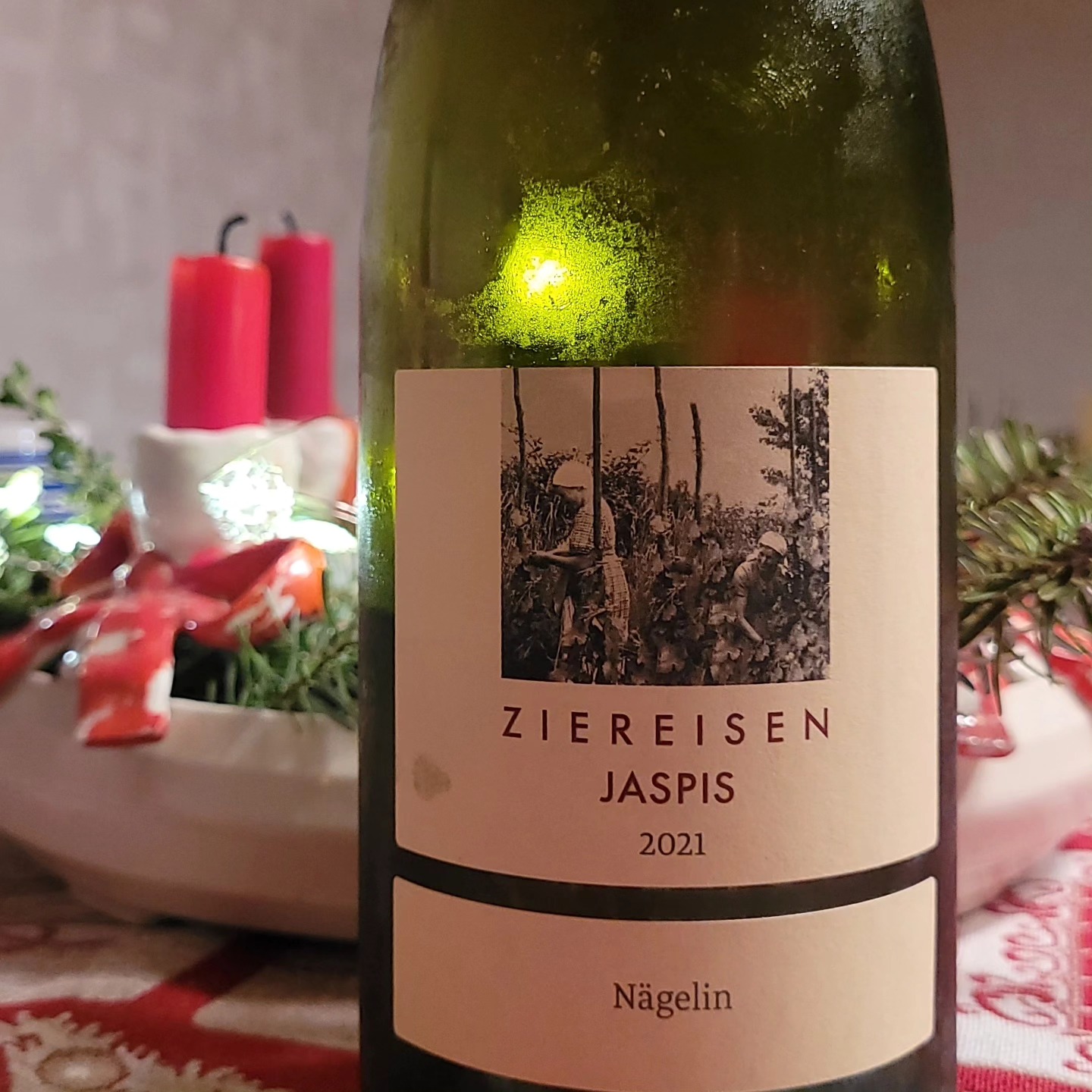 For me, one of the absolute best German Chardonnays, the Jaspis Nägeln 2021 from @weingut_ziereisen . On the nose, it is quite reductive. But there is so much tension underlying this impression. Once it hits the palate, it explodes, and all the aromas are immediately present. There is a rustic frame and an elegant core. "Subtle and honest," as the label says. It doesn't have the complex development of aromas of the very best Chardonnay wines from Burgundy. But the length of its aftertaste rivals them all. Give it two more years for the wood to integrate a bit more. 95+ points.
#chardonnay #chardonnay🍷 #chardonnayday #ziereisen #ziereisenwine #jaspis #oberrhein #GermanWine #deutscherwein #weißwein #whitewinelover #whitewines #burgundy #burgundywine #chablis #premiercru #grandcru