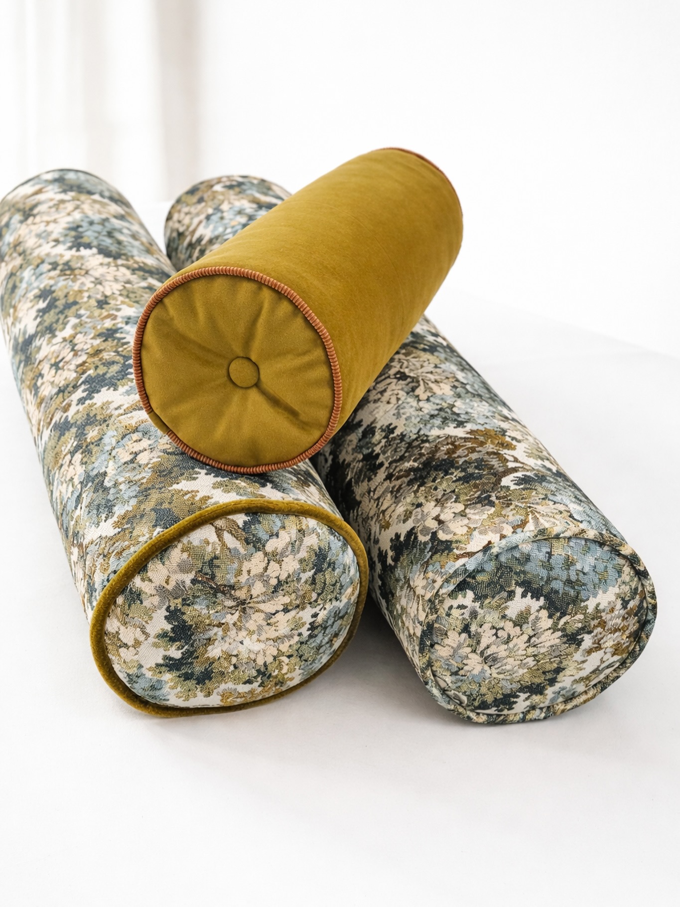 La Maison Meynet producem și perne cilindrice la comandă, realizate cu grijă pentru a se potrivi perfect cu tăbliile de pat sau adaptate exact după dorințele tale.
Texturi rafinate, finisaje atent lucrate și combinații personalizate pentru un decor armonios.
Scrie-ne pentru comenzi personalizate ✉️