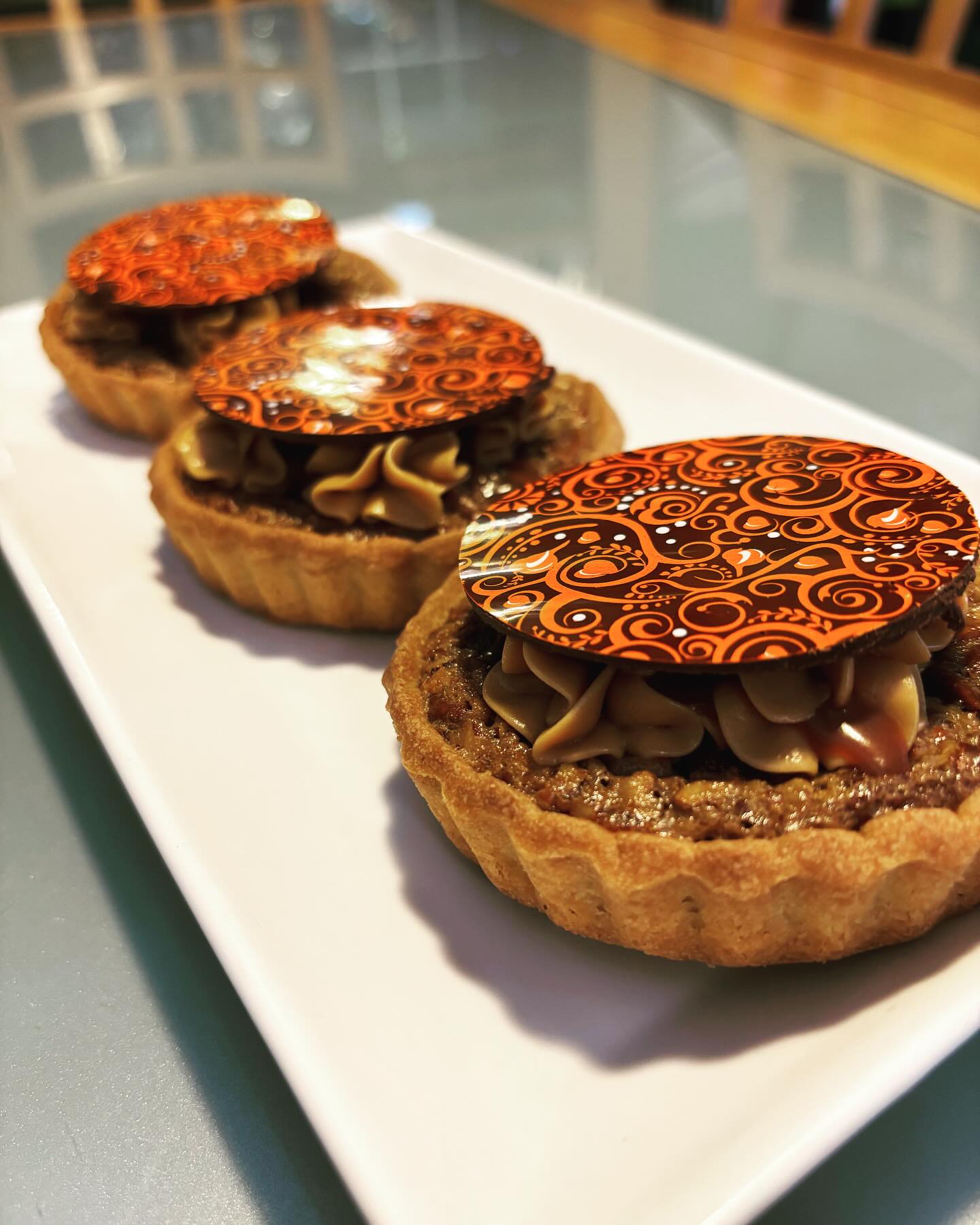 Pecan tart,caramel buttercream,chocolate decoration 😊