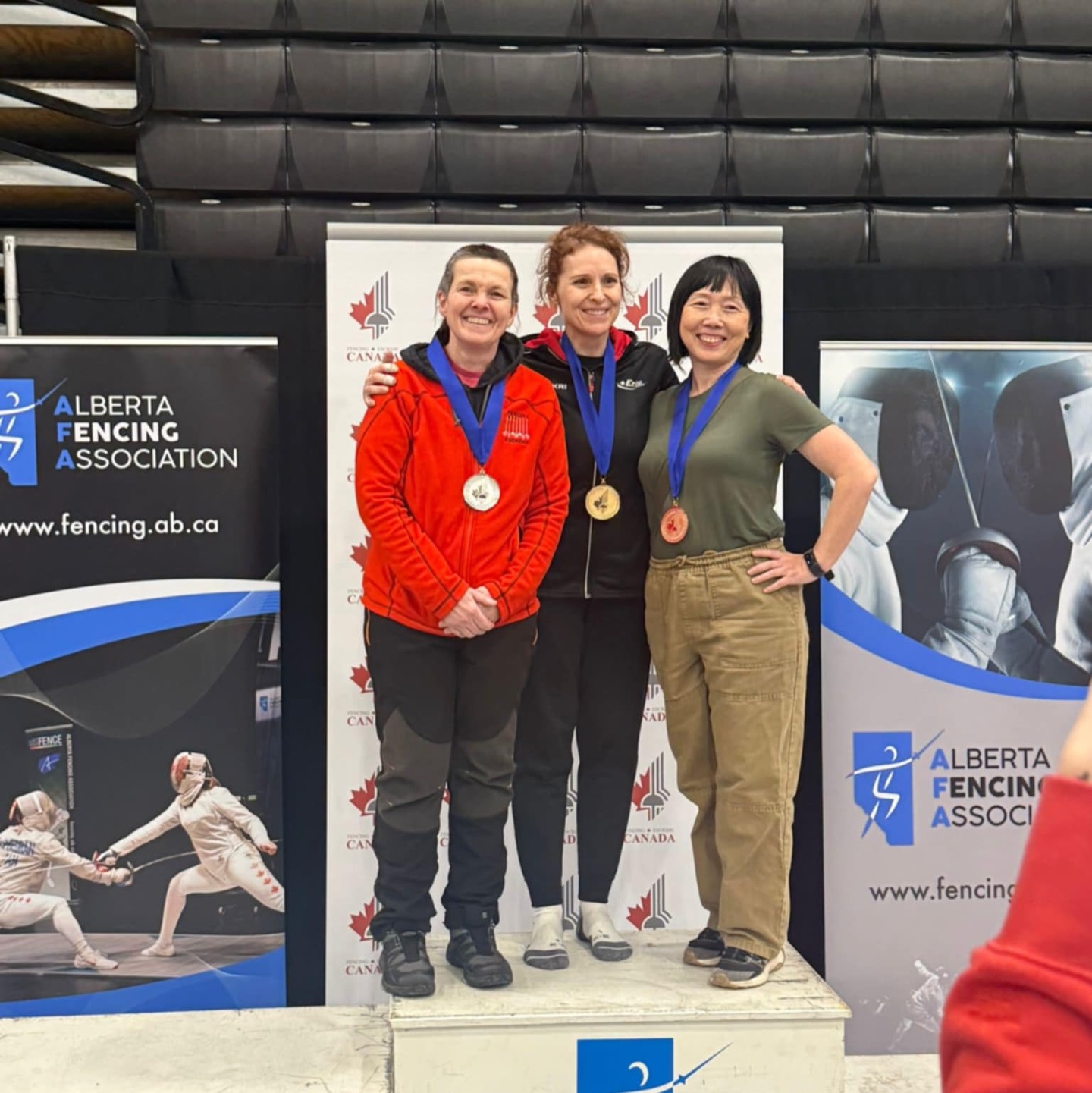Huge congratulations to Siobhan Moss on an incredible performance at the recent Canada Cup in Alberta! 🏆🇨🇦
Siobhan brought home an impressive collection of medals:
🥉 Bronze – Veterans Women’s Sabre
🥈 Silver – Vet Under 60 Sabre
🥈 Silver – Veterans Women’s Foil
🥇 Gold – Vet Under 60 Epee
Competing across three weapons and medaling in all of them is no small feat. Her proficiency in all three weapons reminds us that the art of fencing is a universal art — no matter what weapon is in your hands.
Bravo Siobhan — what an amazing Canada Cup showing! 💪✨
———
Félicitations à Siobhan Moss pour une performance incroyable lors de la récente Coupe Canada en Alberta! 🏆🇨🇦
Siobhan a remporté une impressionnante récolte de médailles :
🥉 Bronze – Sabre féminin vétéran
🥈 Argent – Sabre vétéran moins de 60 ans
🥈 Argent – Fleuret féminin vétéran
🥇 Or – Épée vétéran moins de 60 ans
Compétitionner dans les trois armes et monter sur le podium dans chacune d’elles est un exploit remarquable. Sa maîtrise des trois armes nous rappelle que l’escrime est un art universel — peu importe l’arme que l’on tient en main.
Bravo Siobhan pour cette magnifique Coupe Canada! 💪✨