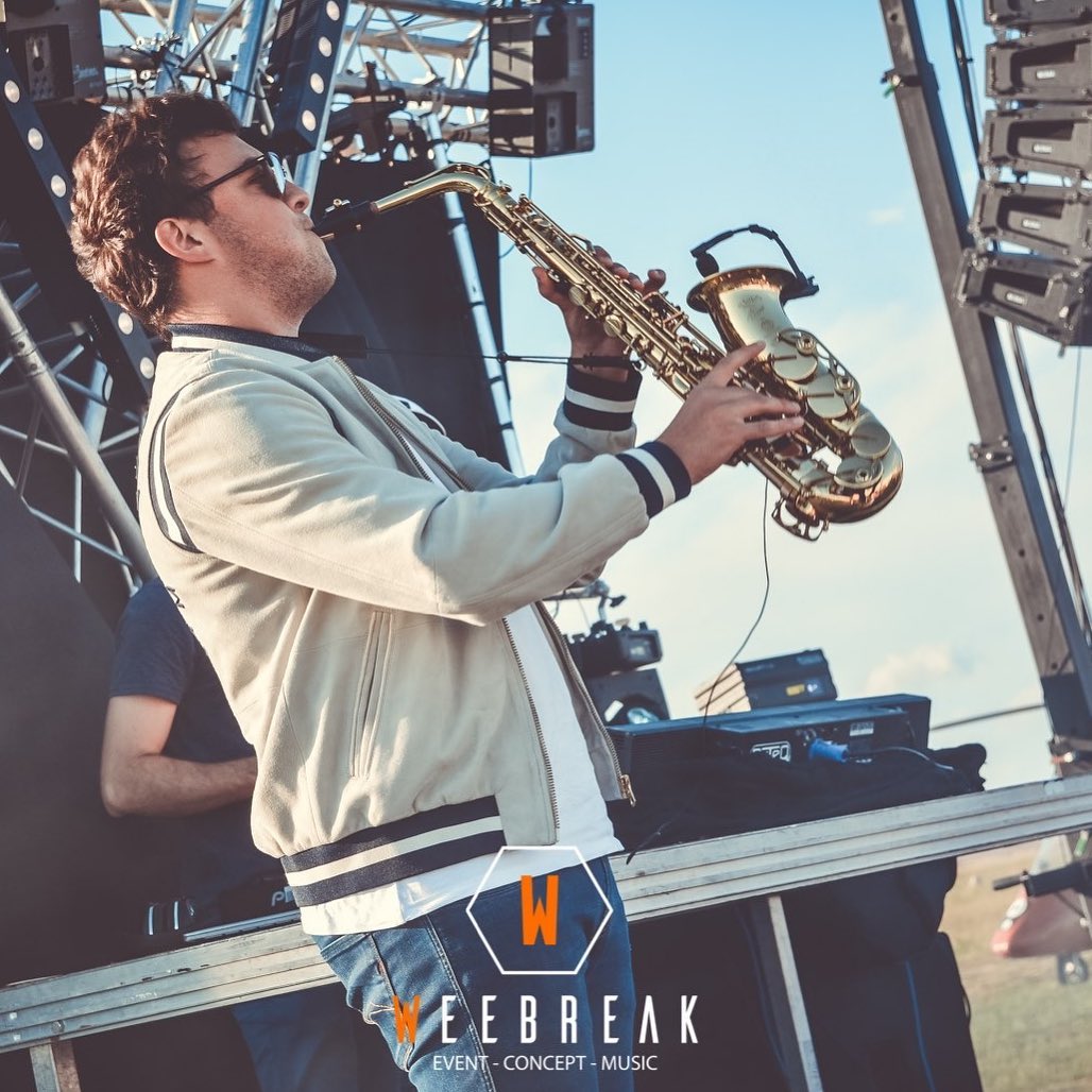 Crazy Job! 🤪
.
#crazy #openair #arras #sax #saxophone #saxanddj #saxophonist #henriselmerparis #seles #axos #night #nightclub #dj #electro #dance #club #party #dancefloor #musicianlife #music #scotchonme #yesScotch #aircraft #clubbing #live #friends #lovemyjob #summer #instagood #people